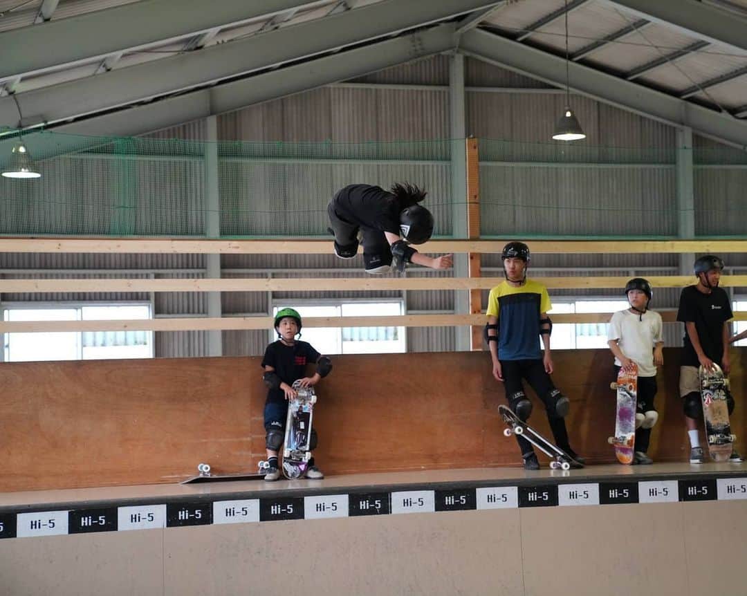 岡本碧優のインスタグラム：「Fun session from the weekend @hi_5.skatepark 💥💥💥 Hyped to get my airs back, slowly but surely. More speed, more air.💪💪💪 @mktaxi.jp @santacruzskateboards @santacruzwmns @independenttrucks @rictawheels @bronsonspeedco @dcshoes_japan @dc_skateboarding @hi_5.skatepark @division_osaka @triforce_mgmt #6556skateboarding」