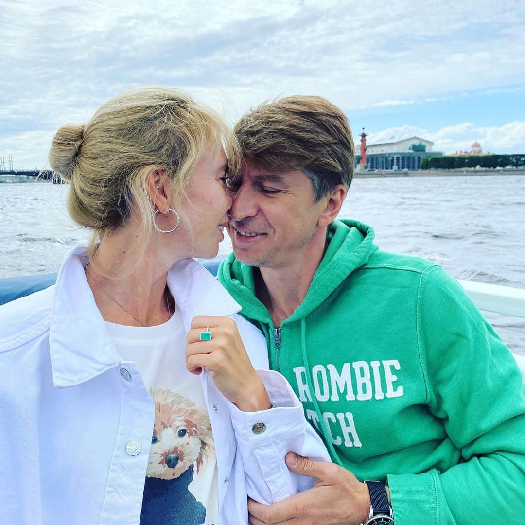 アレクセイ・ヤグディンさんのインスタグラム写真 - (アレクセイ・ヤグディンInstagram)「St.-Petersburg 🛳 🌊 International KISS Day 💋 #питер #речнаяпрогулка #мишель #лиза #таня #семья #поцелуй #ягудинки #красота #семейныеценности #нева #санктпетербург #севернаявенеция #деньпоцелуев @sobolev_a_b」7月7日 1時15分 - alexei.yagudin