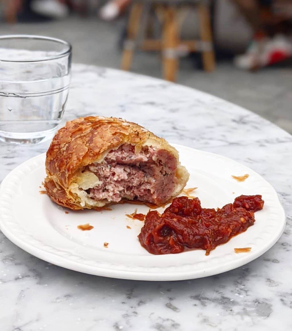 Eat With Steph & Coのインスタグラム：「@thetessaproject visited @brixtonlaundry newly reopened terrace at the weekend. Top marks for this sausage roll - it was delicious so I think I might have to go back for brunch 😏 (and maybe cocktails as I’ve heard the cucumber margarita is excellent) The half eaten look because I was too hungry to wait to take photos🙈.   Covid details: the terrace is really spacious, all the tables are properly distanced, all the staff wore masks and there was frequent cleaning going on.   Verdict: Lovely terraced areas with great food and drinks. Definitely felt safe as they were taking all the rules seriously and not too crowded. . . #thelaundry #brixtonlaundry #brixtonvillage #brixtoneats #sausageroll #meatlover」