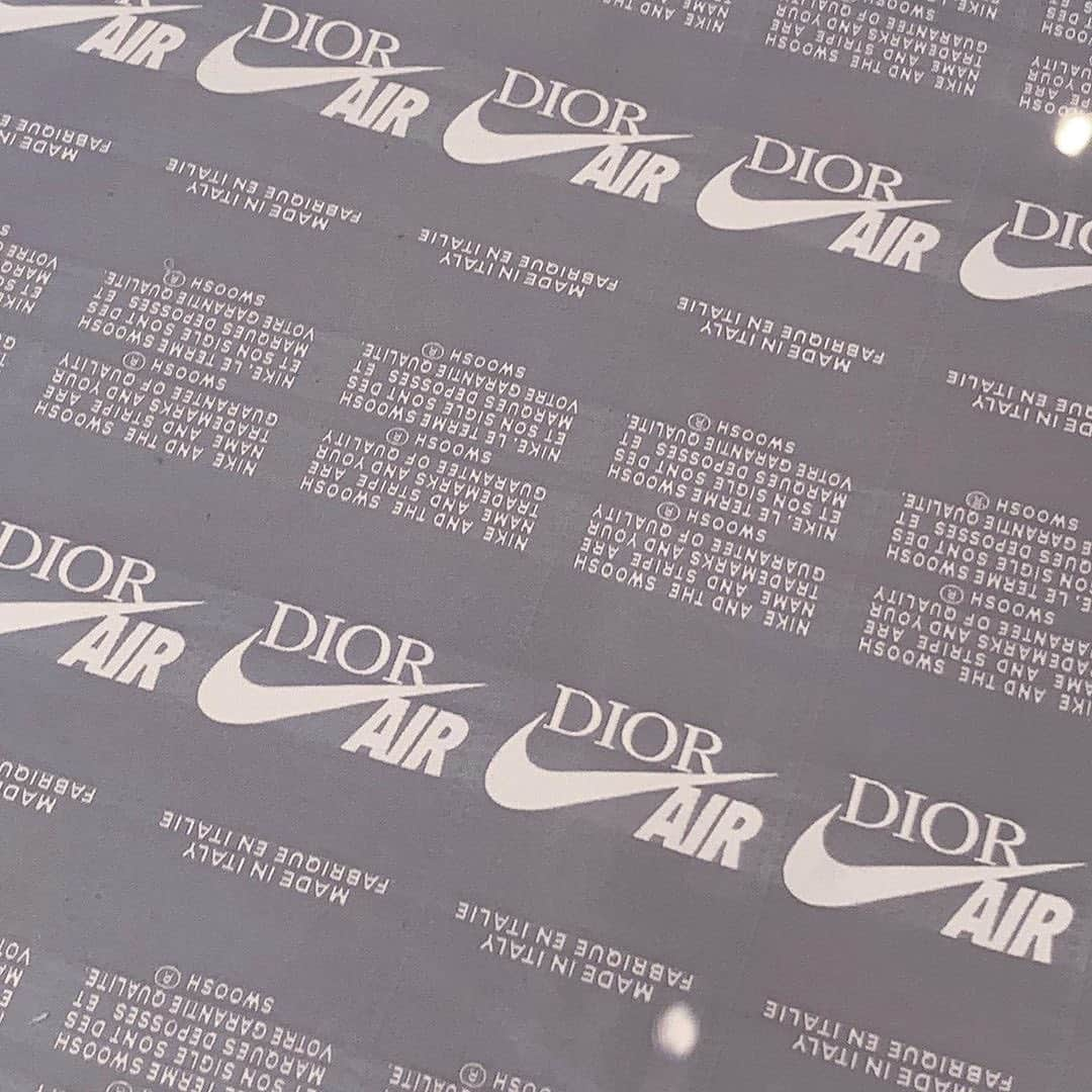 セルフリッジズさんのインスタグラム写真 - (セルフリッジズInstagram)「Landed at The Corner Shop • Discover our world exclusive Air @dior in-store exhibition as we countdown towards collection day at #SelfridgesLondon」7月7日 1時30分 - theofficialselfridges