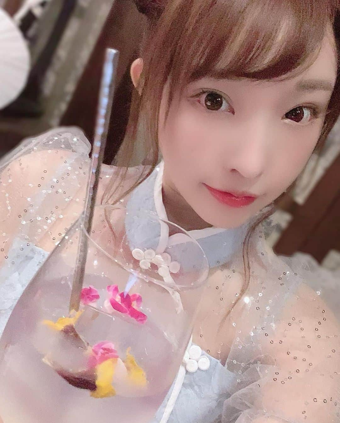 まいてぃ（粕谷まい）さんのインスタグラム写真 - (まいてぃ（粕谷まい）Instagram)「もえと浅草にある忍者屋敷さんに行ってきました♡♡ ・ ・ 忍者ということでもえとお揃いで着ようとおもってチャイナ服を持っていったんだけど、着いてからもえに『ところでなんでチャイナ服なん？』って聞かれてびっくりしました！ 当たり前に忍者＝チャイナ服って思った自分が怖いです。よく考えたらなんでチャイナ服チョイスしたのか本当に謎！笑 ・ しかもお店にはちゃんと忍者になれる衣装が用意されていたので持っていく必要全然ありませんでした😂😂😂 ・ ・ でももえと可愛いお洋服お揃い出来たしよかったです✨ ・ ・ そして入口から忍者臭ぷんぷんだし、すごくコンセプトにこだわっていて店員さんも忍者になりきってるし、NARUTOの世界に行ったみたいでとーーーーーーっっっっても楽しかったです！！ ・ ・ もえと一緒だったから余計ずっと笑ってました😂😂💓 ・ メニューもすごくこだわっていて、いちいち凄かったです！びっくりしたりハラハラしたり感動したり、忙しかったな(笑) ・ ・ ・ ・ 本当に楽しかったです♡♡ ・ ・ ・ ・ ・  #忍者屋敷 #浅草忍者屋敷 #浅草グルメ #浅草デート #浅草観光 #浅草食事 #浅草ディナー #pr #コラボベース #忍者 #もえあず #コスプレ #コンセプト居酒屋」7月7日 1時34分 - maity_0917