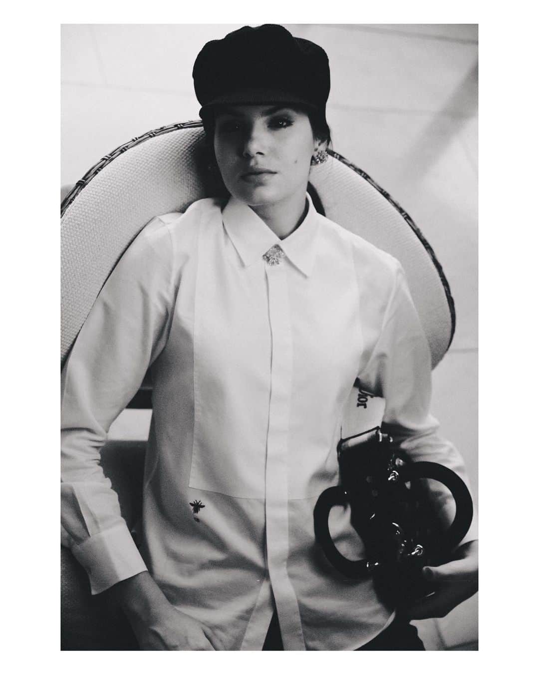 Camila Queirozのインスタグラム：「Hoje aconteceu o desfile de Alta Costura outono/inverno 21 de @dior e eu fiquei completamente apaixonada pelo filme. Diferente do que estamos acostumados o desfile aconteceu on-line. Maria Grazia se inspirou no Theatre de la Mode que aconteceu durante a segunda guerra mundial e o diretor Matteo Garrone nos transportou para um novo mundo, uma nova atmosfera, encantada, eu diria.  Você também pode conferir no site e Instagram da @dior.  —————  Today  was the autumn/winter @dior haute couture  show and I am completely in love with the film. Despite from what normally see, this time it was online. Maria Grazia was inspired by the Theatre de la Mode that happened during the second world war, and the director Matteo Garrone took us to a new world, a new enchanted atmosphere, I dare say. You can check it out on the website and instagram @dior」
