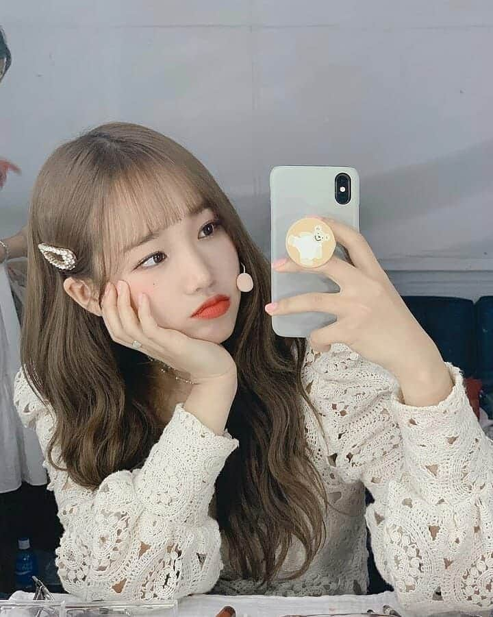 チョ・ユリのインスタグラム：「I was scrolling photos on Pinterest and the first time I saw this photo I thought it was Yuri but apparently yoojung (@dbeoddl__), omg they were very similar😭💘 ______ Jo yuri's daily updates? Follow me ➡ @joyuri.official °cr:pinterest _______ #produce48 #idolschool #mnetofficial  #izone #izoneupdates #mnetproduce48 #joyuri #yuri #kpop  #2020  #조유리 #아이돌 #아이돌학교 #아시아나 #애교 #애교쟁이#아이즈원 #アイズワン #조유리 #유리  #チョユリ #IZONE  #ユリ #은비 #유리Dream #ユリ #IZONE #아이즈원 #アイズワ #comeback #comebackizone #wekiweki」