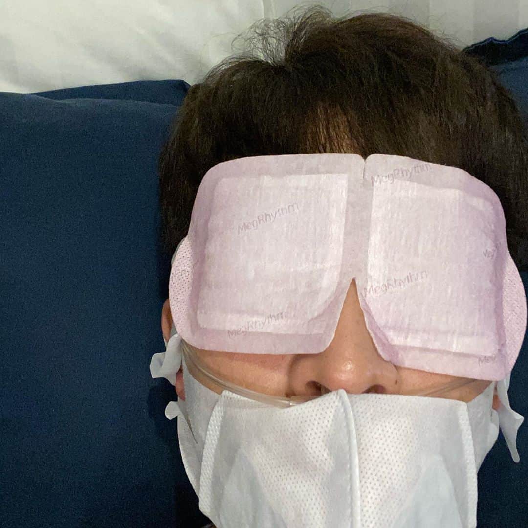 西片圭佑のインスタグラム：「おやすみなさい。  #水素吸入  #マスク #アイマスク  #ええ、これ自撮りするの大変でした」