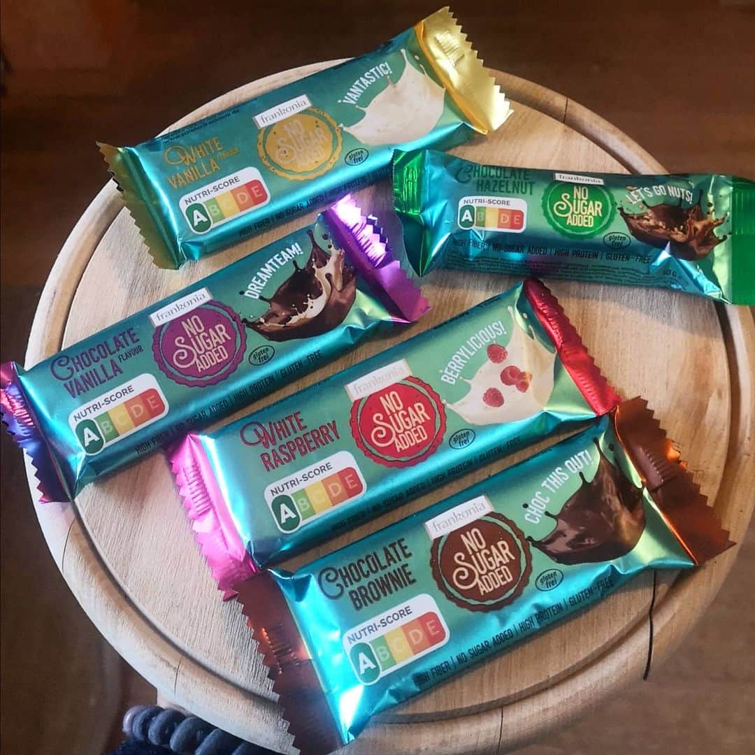 ハンナ・シューベルトのインスタグラム：「GEWINNSPIEL🎁 Ich darf ein Paket mit allen 5 Sorten von den neuen Riegeln aus der "no sugar added" Linie von @schokofrankonia verlosen😊🎉 Mein Favorit ist eindeutig der chocolate Brownie Riegel🤤 so geil schokoladig😍 .  Um die Riegel zu gewinnen müsst ihr nur: 1. Mir und @schokofrankonia folgen✔️ 2. Bild liken❤️ 3. 2 Freunde in den Kommentaren makieren😊 . Das Gewinnspiel geht bis zum 15 Juli und Teilnehmen kann jeder aus Österreich & Deutschland :) Viel Glück! 🍀 .  #gewinnspiel #giveaway #win #chocolate #sweet #proteinbars #lowsugar #delicious #tasty #loveit」