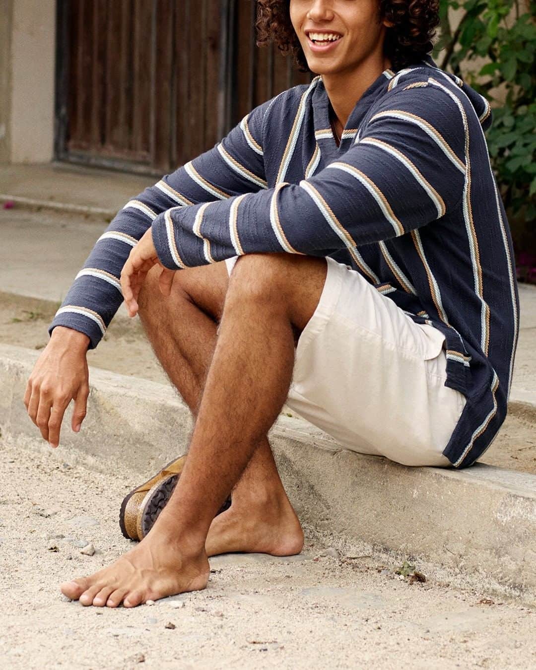 MR PORTERのインスタグラム：「Created in 2013 by twin brothers Messrs Alex and Mike Faherty, who grew up surfing in New Jersey, the sustainable brand @fahertybrand aims to feel as good on your skin as it does on your conscience. The brothers and Mr Alex Faherty’s wife Ms Kerry Faherty, who oversees the mission of sustainability at the brand, pride themselves on the comforting quality of their fabrics – and this striped Baja hoodie (coming soon) packs in all the warmth of the beach in a single sweater. Pair with linen shorts and you're good to go. Hop over to the link in bio to discover this, and the other beach-ready pieces in the #MRPORTERGoneSurfin' collection 🏄」