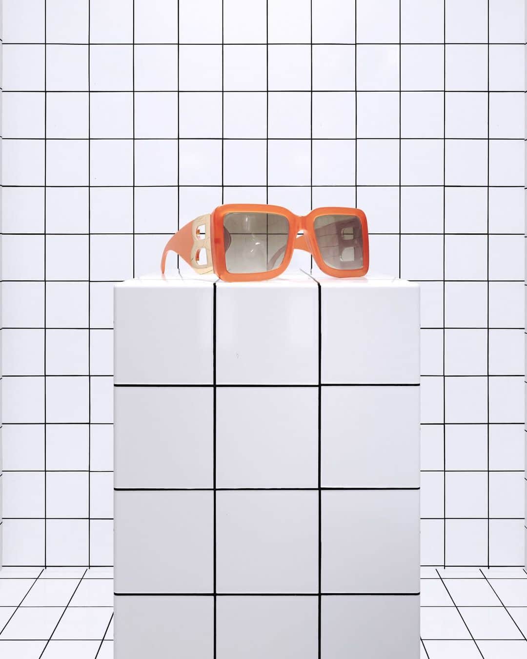 Burberryさんのインスタグラム写真 - (BurberryInstagram)「Shades of summer . Introducing our B Motif oversized sunglasses in bold orange, set amongst a dreamlike digital world inspired by geometric skateparks and swimming pools . #TBSummerMonogram #Burberry」7月7日 2時07分 - burberry