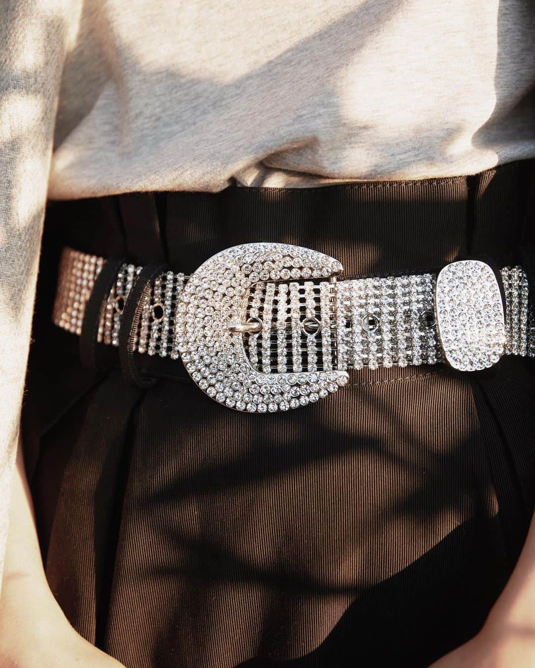 のインスタグラム：「The much needed sparkle in our wardrobe these days ✨ #BRITTANY crystal belt」