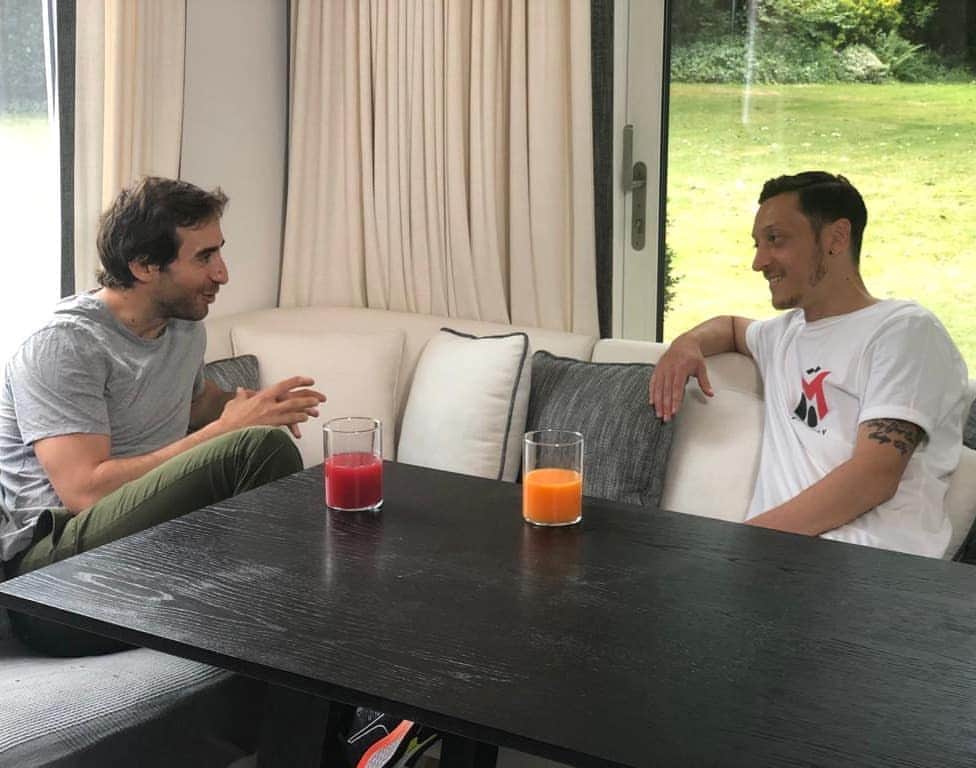 メスト・エジルのインスタグラム：「Good friends always keep in touch 🙏🏼❤️ #Bro #DeepTalk #London @mathieuflamini」