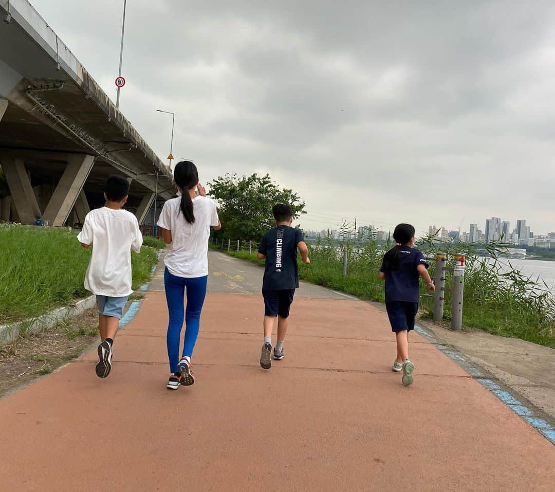 ジヌションさんのインスタグラム写真 - (ジヌションInstagram)「🏃‍♂️ 아이들과 함께 한강 4km 러닝 안고 업고 유모차에 태우고 다녔었는데... 많이 컸다! 아이들이 나와 함께하는 이 시간이 너무 소중하고 행복하다😊」7月7日 13時40分 - jinusean3000