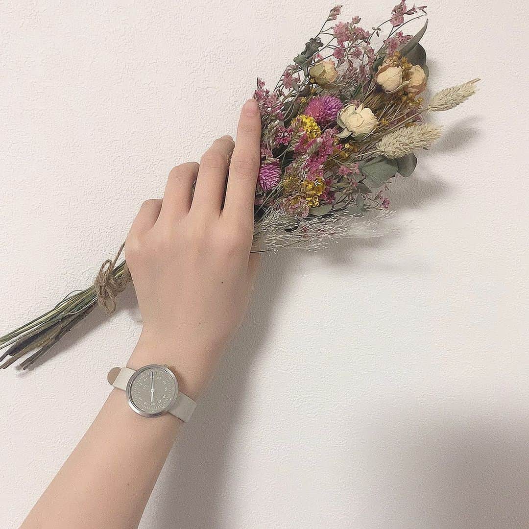 中沢結のインスタグラム：「﻿ MAVEN WATCHESの時計〜﻿ 今まで黒ベースの小物ばかり集めてたんだけど、白やシルバーの小物も気になって、﻿ SMOKE GREEN OFFWHITE 28mmを選んだよ＾＾﻿ ﻿ 淡色コーディネートにもぴったりだし、肌馴染みも良くてお気に入りです⌚️🤍﻿ ﻿ クーポンコード、﻿ 【yuuuxfw】﻿ ご使用で10パーセントオフになります。﻿ 他にも可愛いアイテム沢山あるので、見てみてください🎠！﻿ @mavenjapan﻿ ﻿ #mavenwatches #マベン #マベンウォッチズ #腕時計 #時計 #手元倶楽部﻿」