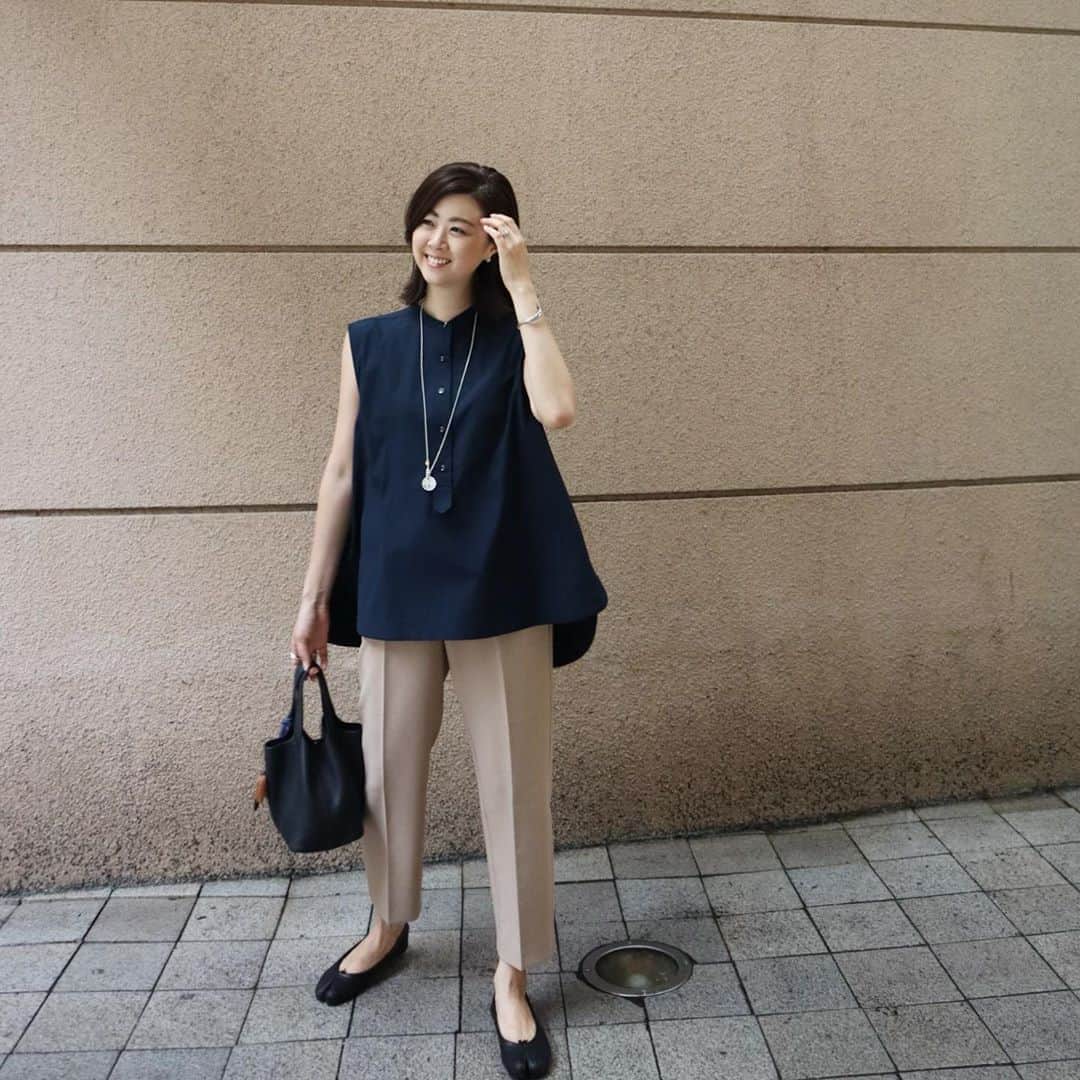 のインスタグラム：「. 20ss collection最後の新作です💛 . . 入荷を心待ちにしていた スタンドカラーのノースリーブシャツ！ 背中の左側に大きくタックをとり 立体感のあるシルエットです。 秋にはニットとのレイヤードもオススメですよ😊 . 大人気のタックテーパードパンツも入荷します✔︎ シルエットや生地はそのまま ご要望の多かったホックとボタンをつけたりリニューアルして登場です！！ . . #machatt #ootd #水曜入荷 #HERMES #maisonmargiela」