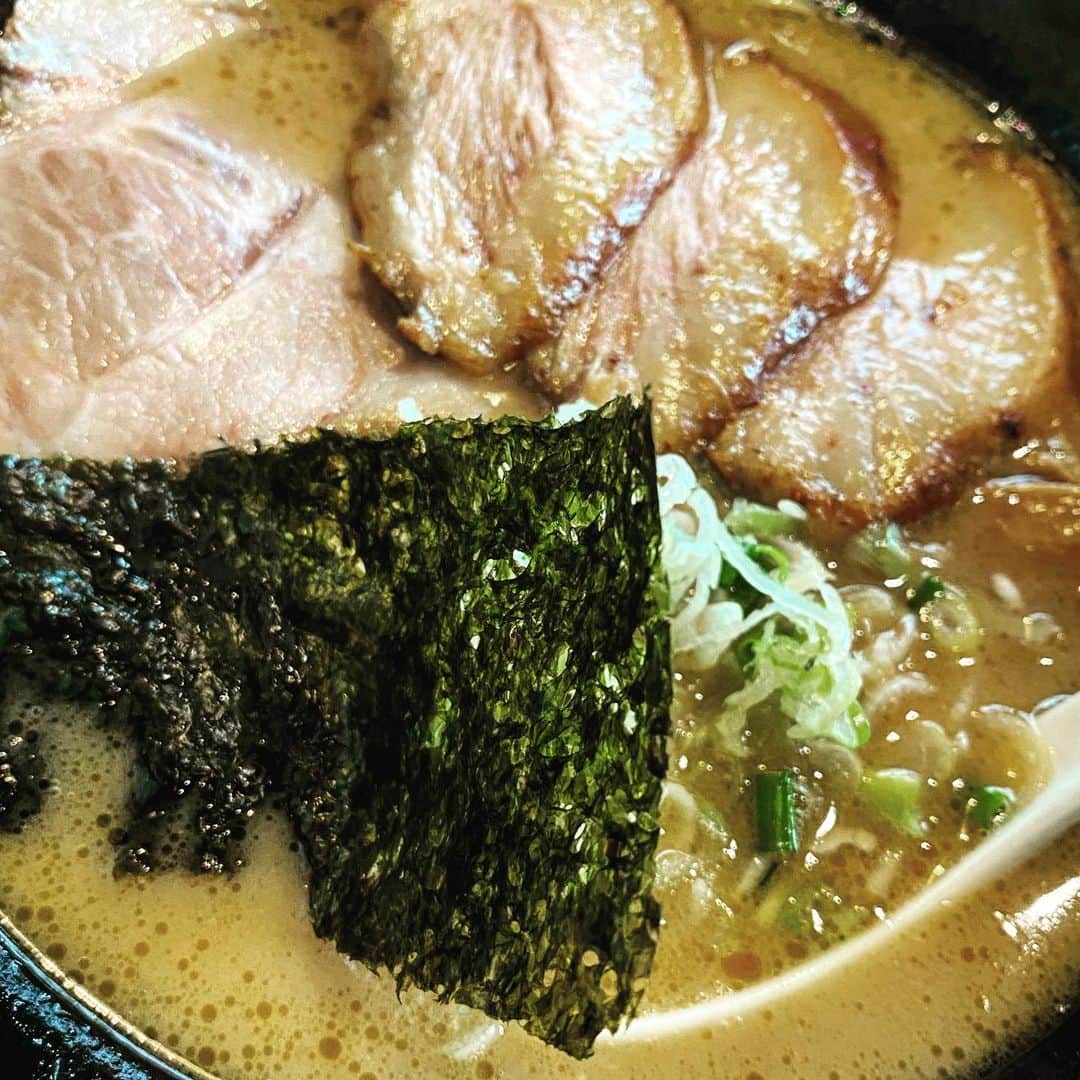 DJ ATSUのインスタグラム：「久しぶりに食べたラーメン🍜﻿ そして、10数年ぶりに食べたラーメン🍜﻿ ちょっと懐かしさもありつつ、変わらず美味しかったです♪」
