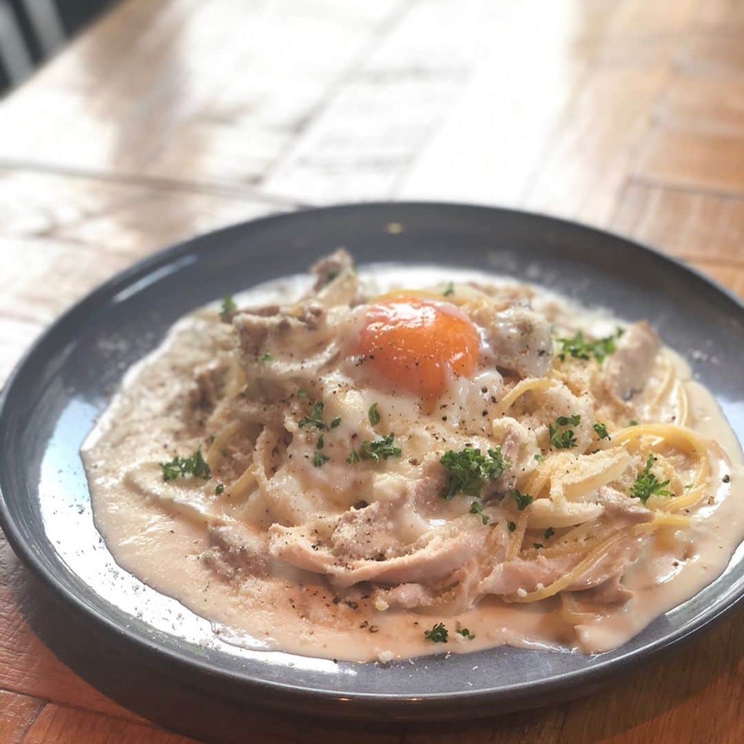T.G.HEARTH TGハースのインスタグラム：「こんにちはTGハースです♪﻿ ﻿ 今日もデザートの日🍮﻿ キャラメルブランマンジェです♪♪♪﻿ 先着30名様限定なのでお早めに💕﻿ ﻿ お電話お待ちしています。﻿ ☎️03-6416-9445﻿ ﻿ ﻿ 皆様に安心してご来店頂けるように、換気、アルコール消毒等の感染症予防対策をとらせて頂き、お客様とスタッフの健康に細心の注意を払い営業させていただきます。﻿ 何卒、ご理解、ご協力の程お願い致します。﻿ ﻿ ﻿ 【恵比寿エリア営業内容】﻿ ﻿ 《ハース恵比寿店🧀》﻿ ﻿ [月～金]﻿ Lunch ・お弁当　11：30～15：00 （LO 14：00）﻿ Dinner　　　　　18:00～23：30 （LO 22：30）﻿ ※金曜日は17:00オープンになります。﻿ ﻿ [土・日・祝]﻿ ﾌﾙｵｰﾌﾟﾝ  11：30（ﾗﾝﾁﾒﾆｭｰLO 15:00）﻿ 　　　　　~23：30 （LO 22：30）﻿ ﻿ 《T.G.ハース》﻿ ﻿ [月～金]﻿ Lunch 　11：30～15：00 （LO 14：00）﻿ Dinner　18:00～23：30 （LO 22：30）﻿ ※金曜日は17:00オープンです﻿ ﻿ [土・日・祝]﻿ Lunch 　11：30～15：30 （LO 14：30）﻿ Dinner　17：00～23：30 （LO 22：30）﻿ ※日曜・月曜・連休最終日は23:00閉店になります。﻿ ﻿ ◆モバイルオーダーも出来るようになりました✨﻿ プロフィールからHPをアクセスしてください♪﻿ モバイルオーダー﻿ https://tgh.for.dinii.jp/﻿ ﻿ ◆Uber eats・menu・出前館によるデリバリー﻿ 11:30〜21:00﻿ ﻿ ◆LINE@登録お願いします♪﻿ https://lin.ee/g0H4jc6﻿ ﻿ ﻿ 皆さまの笑顔に会えますように！💕💕💕﻿ ﻿ #TGハース#代官山ディナー#代官山ランチ#恵比寿グルメ#恵比寿ビストロ#恵比寿ディナー#代官山グルメ #ハース #代官山テイクアウト#恵比寿ランチ#プリン#チーズ#ロティサリーチキン#テイクアウトしよう#menu#恵比寿ワイン#テイクアウト#渋谷ディナー#恵比寿チーズ#tghearth#渋谷区グルメ#渋谷ランチ#恵比寿チーズ#カフェ#チーズケーキ#渋谷テイクアウト#恵比寿新聞#恵比寿ビール#チーズフォンデュ#恵比寿テイクアウト」