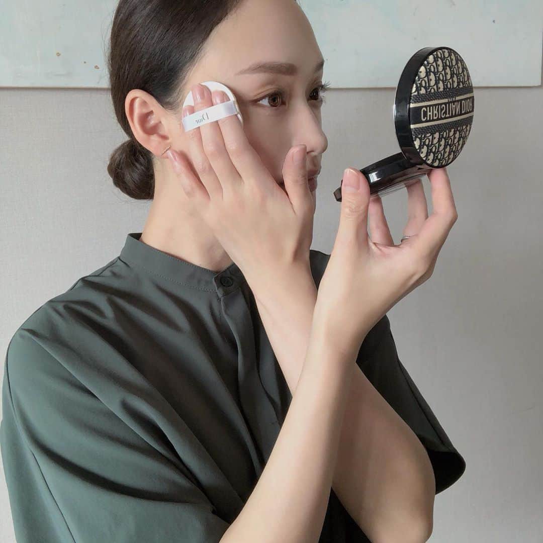 のインスタグラム：「今日は  @diormakeup のクッションファンデ。 限定デザインケースが可愛い✨ ・ ピターッと肌に密着する ルミナスマットの肌に仕上がりました😌 ◾️フォーエヴァークッションディオールマニアエディション 0Nニュートラル SPF35PA +++ ・ マスク焼けしないように 頬の辺りは、重ね付け😌✨ ・ 長時間キープしてくれそうな 密着感💕 ・ #dior #diormakeup #diorforever #ディオールクッションファンデ #ディオールスキンフォーエヴァー #love #디올 #디올화장품 #한정」