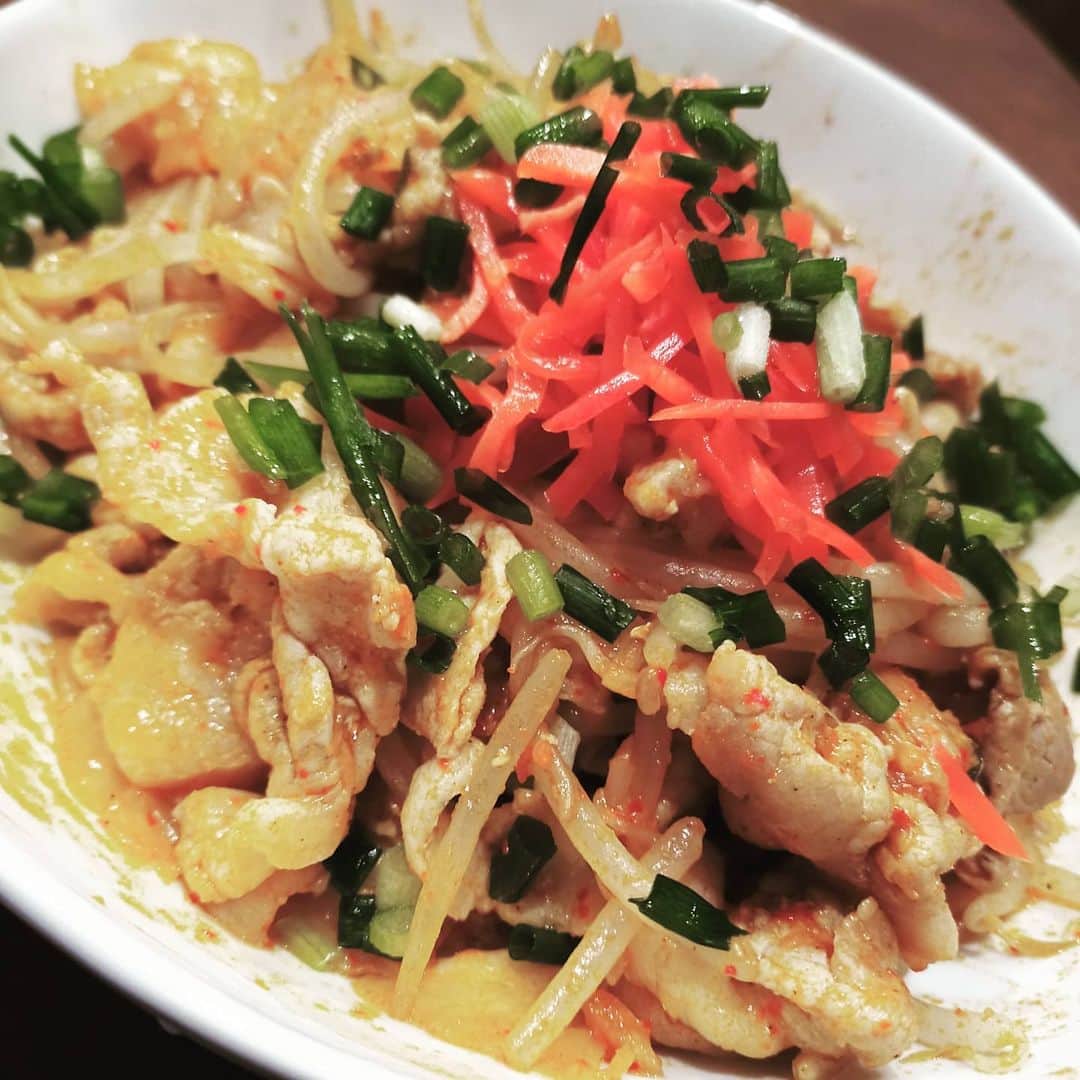 松本隆博のインスタグラム：「。 最近の傾向。 キムチ食べたくなり買う ↓ 食べ切れず賞味期限迫る ↓ 豚キムチにする！！ ┌(┌＾o＾)┐  超美味いから止められない。」