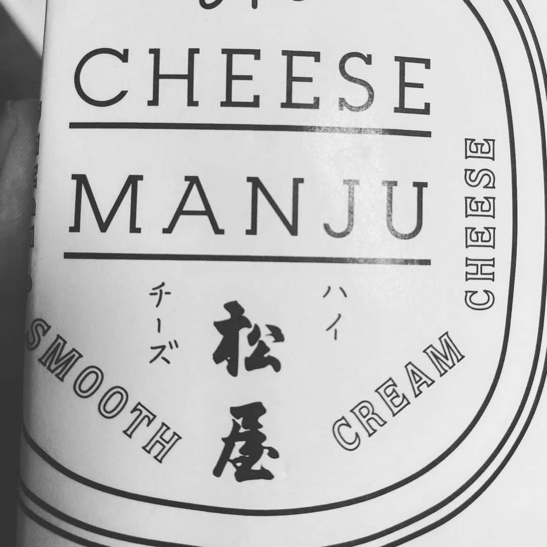 Kzyさんのインスタグラム写真 - (KzyInstagram)「#cheesemanju #チーズ饅頭  #ハイチーズ #はいチーズ  #御菓子司松屋 ＃旅籠屋利兵衛 #新感覚和菓子  #ゴバーンの目 #京都土産   やべ、美味くてもうないや。。🥺  #dragongate #prowrestling」7月7日 12時46分 - kzy_time_ebe2