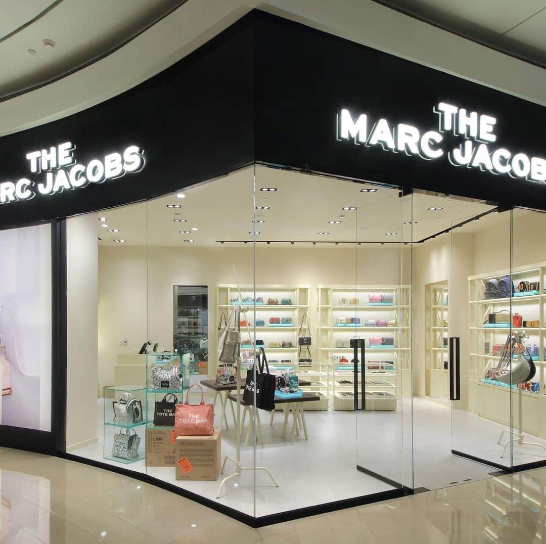 Vogue Taiwan Officialさんのインスタグラム写真 - (Vogue Taiwan OfficialInstagram)「#VogueFashionNow Marc Jacobs 首間首間The Marc Jacobs專賣店登場啦！﻿ ﻿ 以都會摩登風格打造全新店櫃，主要販售「The」系列主題性的包款和配飾。為慶祝開幕，The Marc Jacobs 新店獨家販售俏麗可愛的Peanuts家族塗鴉後背包，輕巧實用的尼龍材質後揹包，印上滿版的Peanuts家族人物塗鴉，洋溢歡樂和逗趣的氣息。﻿ ﻿ 這次也推薦以最貼近生活而設計的The Tote Bag，大容量設計和耐髒的帆布材質，開口部分使用拉鍊設計更增添安全性，兩種包型尺寸可依照需求使用。﻿ ﻿ 除了印有大大的「THE MARC JACOBS」素色款的托特包之外，The Tote Bag也會隨著主題性的合作換上不同印花，如印有擬真蛋糕圖樣的「蛋糕派對The Tote Bag」，或是滿版Peanuts家族人物印花的「花生家族The Tote Bag」，透過多樣的印花讓包款有更多豐富的面貌。﻿  ﻿ ﻿ THE MARC JACOBS台北101 專賣店 ﻿ 電話：(02) 8101-8250 ﻿ 地指：台北市信義區市府路45號2樓﻿ ﻿ #themarcjacobs ﻿ @marcjacobs  ﻿ 🖋#TravisTravie」7月7日 12時51分 - voguetaiwan