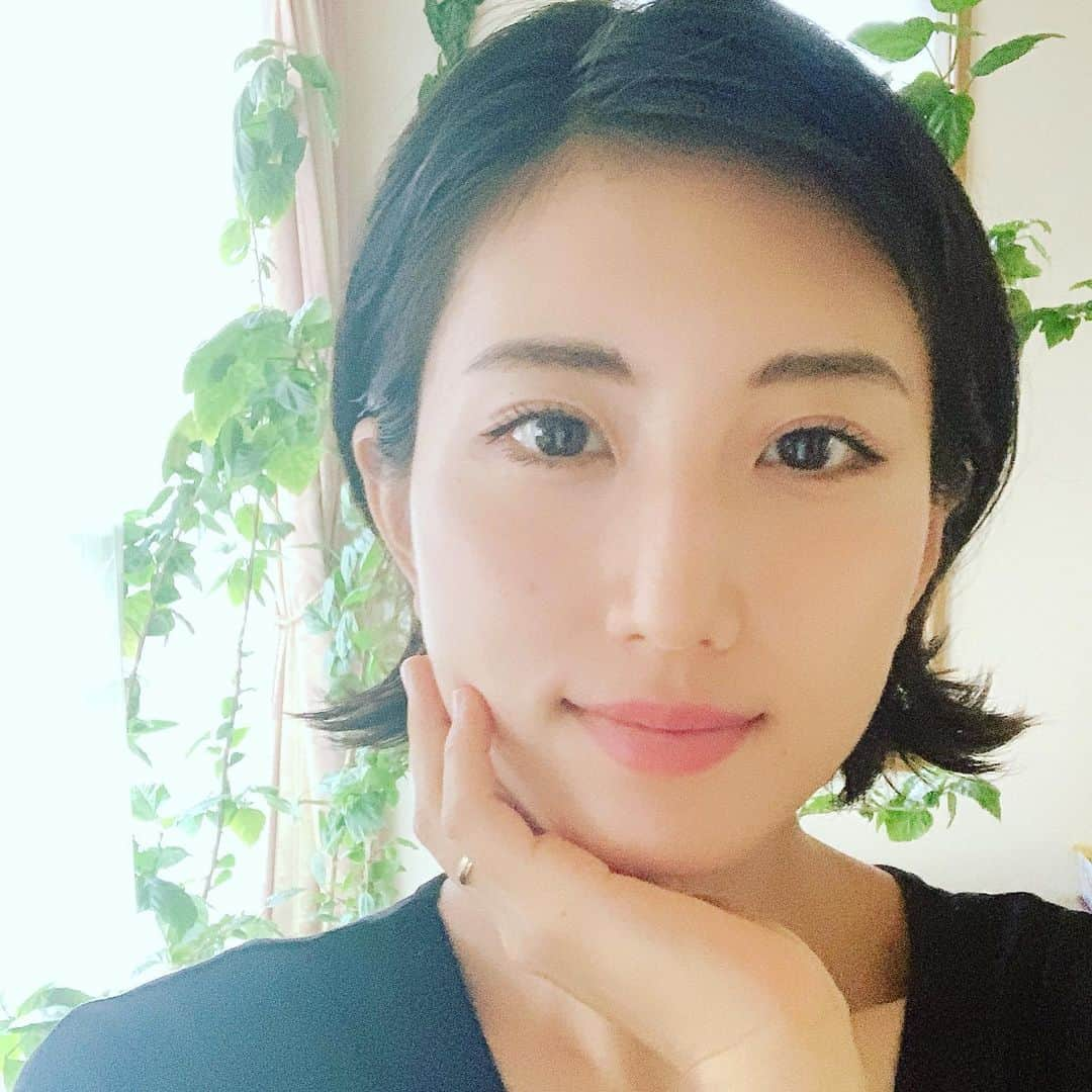 望月一花さんのインスタグラム写真 - (望月一花Instagram)「たまにはメイクと髪型を変えて 気持ちに風を吹き込んでみる、の図 人は色んな顔があるよ ・ #もっと色々遊んでみよう #makeupchallenge」7月7日 12時52分 - sayavati