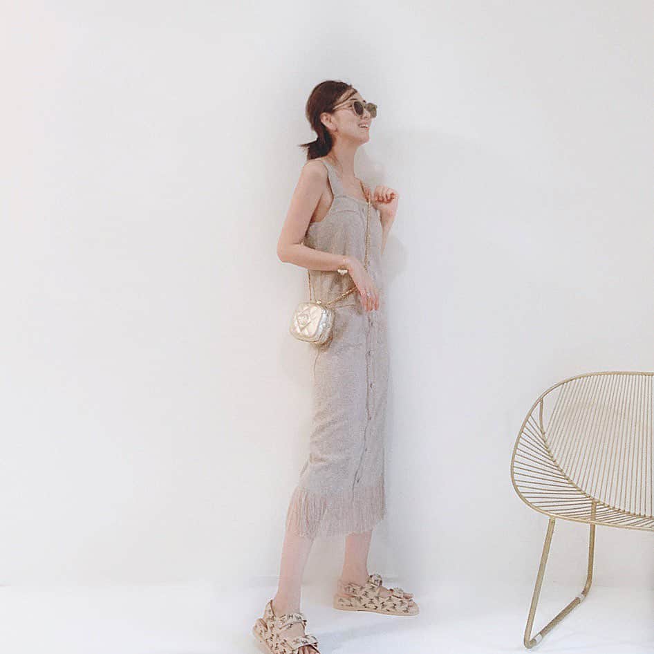 のインスタグラム：「甘すぎないBEIGE🐆 * 丈感も良い感じ🤎 * #HIAND#コーディネート#ワンピコーデ#夏コーデ#ootd#outfit#chanel#chanelbag#チェーンバッグ#bag#バッグ#シャネル#ママコーデ#大人可愛いコーデ#まとめ髪#chanelshoes#hnhiand」