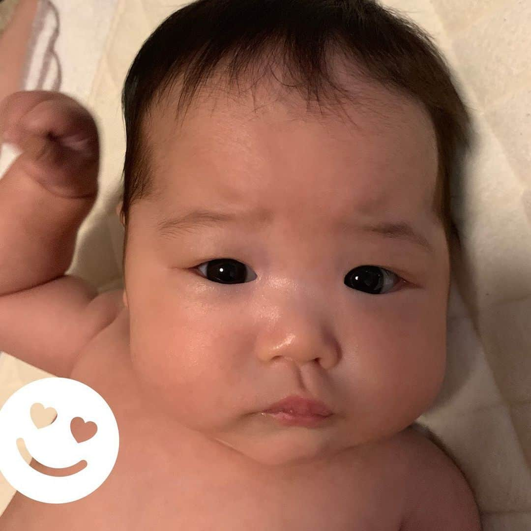 Miki Hirookaさんのインスタグラム写真 - (Miki HirookaInstagram)「2020.7.6 生後3ヶ月を迎えました👶🎊❤️ 早すぎる。笑  自分の手食べたりおもちゃ食べたりなんでも口に持っていくようになった👏 おかげで常にヨダレで手も口周りもベッタベタ笑 アー、ウー、アグー、ウギュー ってよく喋る♡ あやすとめっちゃ笑うようになって、可愛すぎて親バカが止まらない。笑 夜もだいぶまとまって寝てくれるようになってきたから私の睡眠不足も解消されつつある✌️  新生児の頃から考えたら、だいぶ楽になったなぁ😂 まじで、あのリズムが一生続くと思ったら今思い出しただけでも意識遠のきそうやわ😐笑  最近は、 私がめっちゃちょっとずつやけど仕事復帰し始めたから、 パパとお留守番したり、グランマとグランパにお願いしたり、 私がおらんからってとくに荒げる事もなくお利口に待ってくれるみたいで、それはそれで嬉しいような悲しいような🤣え笑 私は寂しいよ🤪3時間が限界♡笑  でも、みんなに可愛がってもらって本当に嬉しい限り✨  いっぱいの愛に包まれて、心優しい子に育ちますように♡  あ、笑いのセンスも忘れやんように笑  #生後3ヶ月 #スクスク成長中 #動きが激しい #泣き声もでーっかい #泣き顔ぶーっさいく #でもかわいいから撮る笑 #親バカ #生まれてきてくれてありがとう #アイシテルがトマラナイ #笑笑」7月7日 12時56分 - miki_hirooka