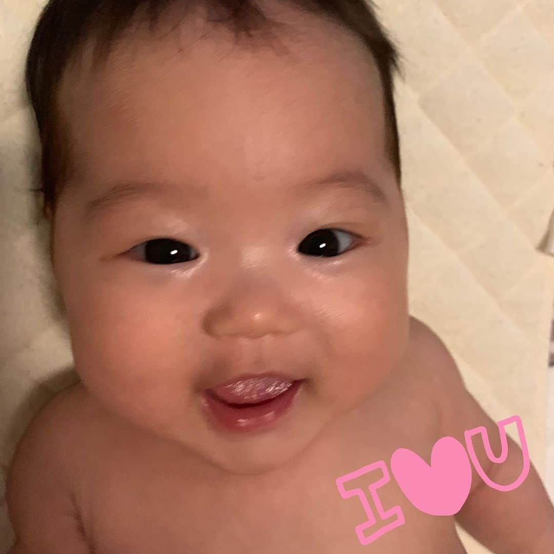 Miki Hirookaさんのインスタグラム写真 - (Miki HirookaInstagram)「2020.7.6 生後3ヶ月を迎えました👶🎊❤️ 早すぎる。笑  自分の手食べたりおもちゃ食べたりなんでも口に持っていくようになった👏 おかげで常にヨダレで手も口周りもベッタベタ笑 アー、ウー、アグー、ウギュー ってよく喋る♡ あやすとめっちゃ笑うようになって、可愛すぎて親バカが止まらない。笑 夜もだいぶまとまって寝てくれるようになってきたから私の睡眠不足も解消されつつある✌️  新生児の頃から考えたら、だいぶ楽になったなぁ😂 まじで、あのリズムが一生続くと思ったら今思い出しただけでも意識遠のきそうやわ😐笑  最近は、 私がめっちゃちょっとずつやけど仕事復帰し始めたから、 パパとお留守番したり、グランマとグランパにお願いしたり、 私がおらんからってとくに荒げる事もなくお利口に待ってくれるみたいで、それはそれで嬉しいような悲しいような🤣え笑 私は寂しいよ🤪3時間が限界♡笑  でも、みんなに可愛がってもらって本当に嬉しい限り✨  いっぱいの愛に包まれて、心優しい子に育ちますように♡  あ、笑いのセンスも忘れやんように笑  #生後3ヶ月 #スクスク成長中 #動きが激しい #泣き声もでーっかい #泣き顔ぶーっさいく #でもかわいいから撮る笑 #親バカ #生まれてきてくれてありがとう #アイシテルがトマラナイ #笑笑」7月7日 12時56分 - miki_hirooka