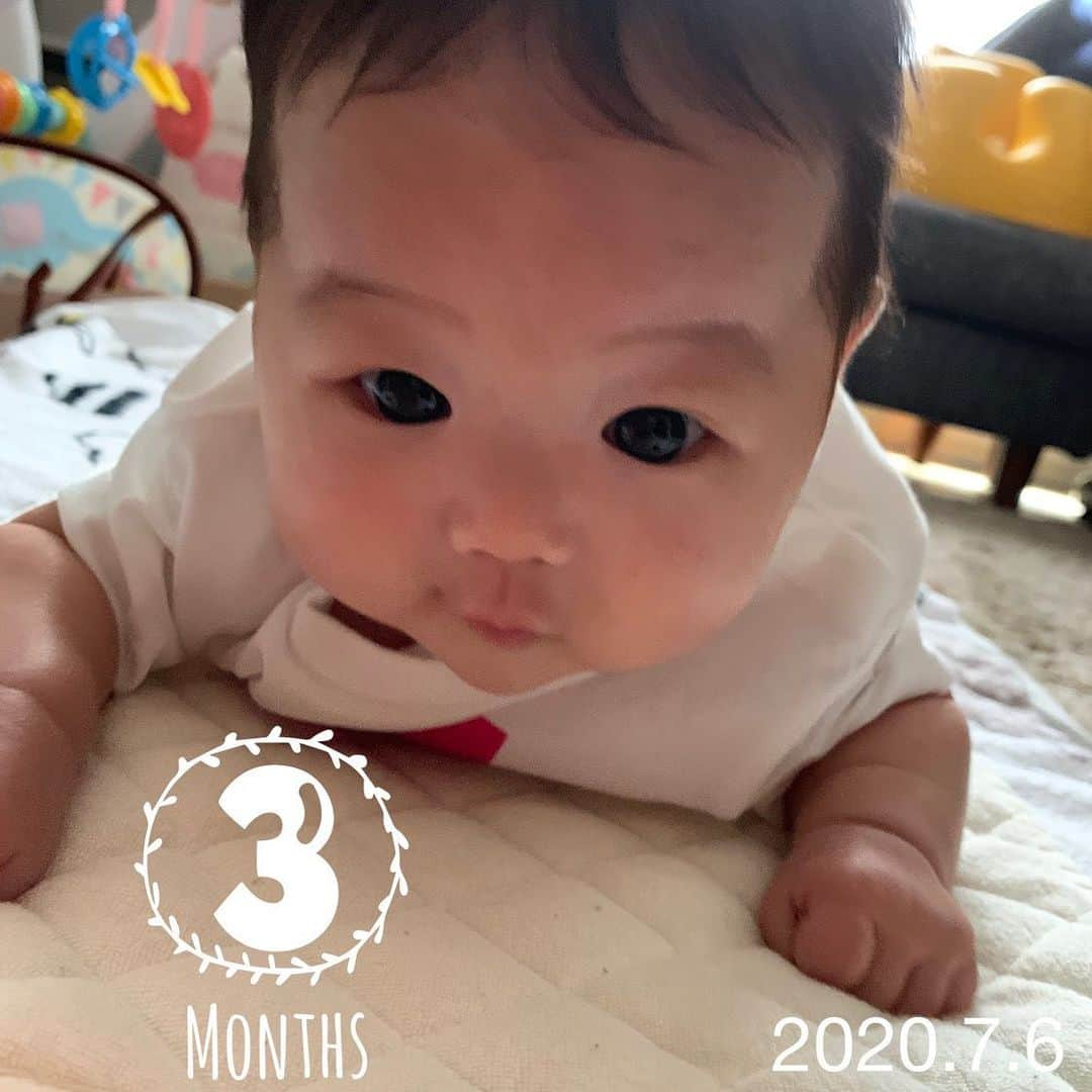 Miki Hirookaさんのインスタグラム写真 - (Miki HirookaInstagram)「2020.7.6 生後3ヶ月を迎えました👶🎊❤️ 早すぎる。笑  自分の手食べたりおもちゃ食べたりなんでも口に持っていくようになった👏 おかげで常にヨダレで手も口周りもベッタベタ笑 アー、ウー、アグー、ウギュー ってよく喋る♡ あやすとめっちゃ笑うようになって、可愛すぎて親バカが止まらない。笑 夜もだいぶまとまって寝てくれるようになってきたから私の睡眠不足も解消されつつある✌️  新生児の頃から考えたら、だいぶ楽になったなぁ😂 まじで、あのリズムが一生続くと思ったら今思い出しただけでも意識遠のきそうやわ😐笑  最近は、 私がめっちゃちょっとずつやけど仕事復帰し始めたから、 パパとお留守番したり、グランマとグランパにお願いしたり、 私がおらんからってとくに荒げる事もなくお利口に待ってくれるみたいで、それはそれで嬉しいような悲しいような🤣え笑 私は寂しいよ🤪3時間が限界♡笑  でも、みんなに可愛がってもらって本当に嬉しい限り✨  いっぱいの愛に包まれて、心優しい子に育ちますように♡  あ、笑いのセンスも忘れやんように笑  #生後3ヶ月 #スクスク成長中 #動きが激しい #泣き声もでーっかい #泣き顔ぶーっさいく #でもかわいいから撮る笑 #親バカ #生まれてきてくれてありがとう #アイシテルがトマラナイ #笑笑」7月7日 12時56分 - miki_hirooka