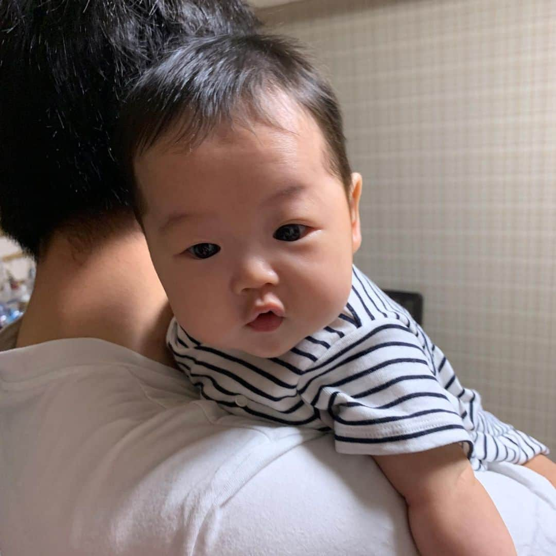 Miki Hirookaさんのインスタグラム写真 - (Miki HirookaInstagram)「2020.7.6 生後3ヶ月を迎えました👶🎊❤️ 早すぎる。笑  自分の手食べたりおもちゃ食べたりなんでも口に持っていくようになった👏 おかげで常にヨダレで手も口周りもベッタベタ笑 アー、ウー、アグー、ウギュー ってよく喋る♡ あやすとめっちゃ笑うようになって、可愛すぎて親バカが止まらない。笑 夜もだいぶまとまって寝てくれるようになってきたから私の睡眠不足も解消されつつある✌️  新生児の頃から考えたら、だいぶ楽になったなぁ😂 まじで、あのリズムが一生続くと思ったら今思い出しただけでも意識遠のきそうやわ😐笑  最近は、 私がめっちゃちょっとずつやけど仕事復帰し始めたから、 パパとお留守番したり、グランマとグランパにお願いしたり、 私がおらんからってとくに荒げる事もなくお利口に待ってくれるみたいで、それはそれで嬉しいような悲しいような🤣え笑 私は寂しいよ🤪3時間が限界♡笑  でも、みんなに可愛がってもらって本当に嬉しい限り✨  いっぱいの愛に包まれて、心優しい子に育ちますように♡  あ、笑いのセンスも忘れやんように笑  #生後3ヶ月 #スクスク成長中 #動きが激しい #泣き声もでーっかい #泣き顔ぶーっさいく #でもかわいいから撮る笑 #親バカ #生まれてきてくれてありがとう #アイシテルがトマラナイ #笑笑」7月7日 12時56分 - miki_hirooka