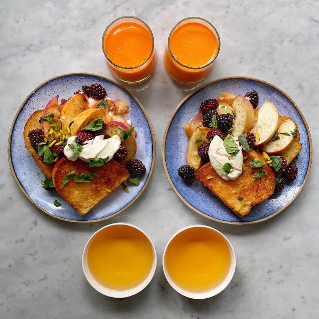 Symmetry Breakfastのインスタグラム：「Roasted peaches 🍑 with black pepper and Thai basil, to make a delightful sugar syrup to go over toasted brioche with Greek yoghurt and pistachios 💚 Special congratulations to the winners of last weeks competition with @sidechef You’ve all won a year free subscription to SideChef Premium🎉🎉🎉 they are...  @charlotte_pearce_dg @Albertochan @Michaelajf @Angelekuo @futuredoctorfoodie @katrinemwest @foodieslove_ @Tableforlen - - - - - - - - - - -  Do you love cooking? Do you want to take your home-cooking to the next level? Whip up delicious breakfasts? Cook on a budget? Learn how to make dishes from all over the world and more? Download 📲 @SideChef Premium today!   With hundreds of new exclusive recipes to choose from, tips and technique videos, meal planning, recipe collections, and shopping with @AmazonFresh it will take your home-cooking to the next level!  Click the link in my bio to download @SideChef today and subscribe to SideChef Premium, for as little as $4.99 a month!」