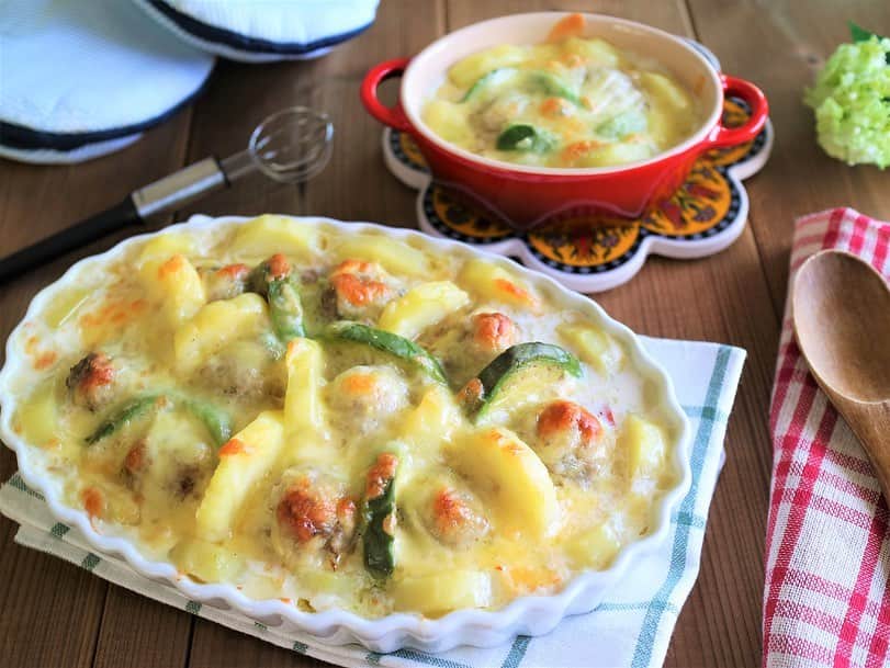 ののじ公式アカウントのインスタグラム：「.⁣ ＼🥔ふんわりミートボールとポテトのグラタン🧀／⁣ .⁣ 【 @kaotohanan さん】が【 #マルチワイヤースプーン 】 を使って⁣  #ふんわりミートボールとポテトのグラタン を作ってくださいました🙌⁣ .⁣ 【作り方】⁣ 挽き肉、みじん切りのたまねぎ、ハーブソルトなどを混ぜて肉だねを作る。⁣ 薄切りポテトとアボカドの間に肉だねを挟み、マルチワイヤースプーンですくって並べる。⁣ ホワイトソースとチーズをかけてオーブンで焼いたらできあがり✨⁣ .⁣ 【 #マルチワイヤースプーン 】で⁣ ミートボールを作れば手で丸めたものよりふんわりした食感に😋⁣ .⁣ 手に肉だねもつかないので衛生的◎⁣ あっという間にミートボールを盛り付けられます👏⁣ 使いやすく机に置いても転がりません☝⁣ .⁣ 夕ごはんやおうち記念日にもぴったり🥂⁣ お好みでホワイトソースを夏らしいトマトソースにアレンジも楽しめます🍅🎶⁣ .⁣ 「マルチワイヤースプーン 」のご購入は、⁣ ののじ公式instagram @nonoji.official のリンク先、公式HPをご利用くださいませ🧚🏻‍♀️⁣ .⁣ にこにこ、うふふが、いっぱい😊⁣ .⁣ ∴‥∵‥∴‥∵‥∴‥∴‥∵‥∴‥∵‥∴‥∴‥∵⁣ .⁣ .⁣ #ののじ #キッチン用品 #キッチングッズ #料理 #料理好きな人と繋がりたい #おうちごはん #にこにこうふふ #記念日ごはん#おうちカフェ#おうちレストラン#キッチン周り#グラタン#ミートボール#便利グッズ#ホワイトソース#簡単ごはん#簡単メニュー#時短メニュー#時短料理#自炊#献立#料理好き#今日のごはん#自慢のごはん」