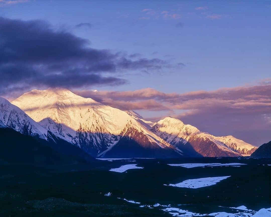 National Geographic Travelさんのインスタグラム写真 - (National Geographic TravelInstagram)「Photo by @stephen_matera  The sun rises over the Alaska Range and Muldrow Glacier in Denali National Park. The park encompasses the central portion of the Alaska Range, including Denali, which is the highest mountain in North America at 20,310 feet (6,190 meters). Follow me @stephen_matera for more images like this from Alaska and around the world. #denalinationalpark #alaska #mtmckinley」7月7日 13時09分 - natgeotravel