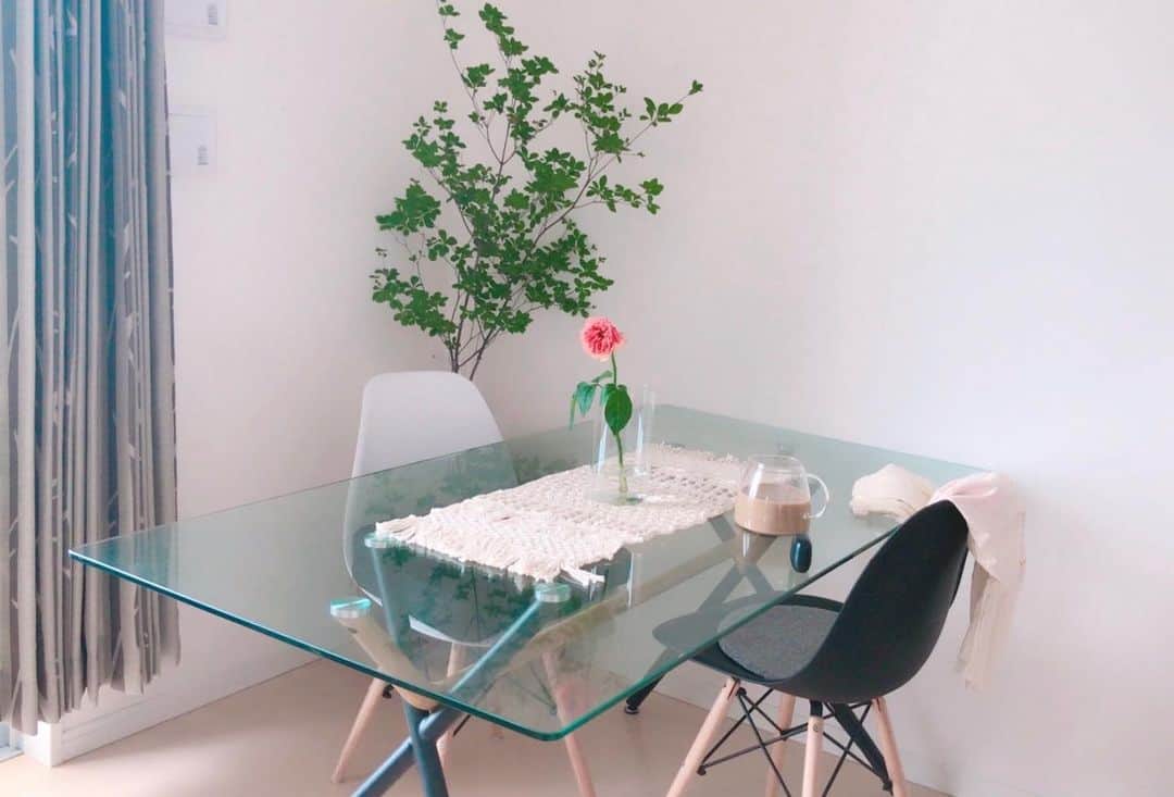荒浪和沙さんのインスタグラム写真 - (荒浪和沙Instagram)「バラをテーブルランナー？の上に乗せてみました。 ・ ・ #ドウダンツツジ #ニトリ #ニトリ購入品 #バラ #テーブルランナー」7月7日 13時11分 - kaz_pii