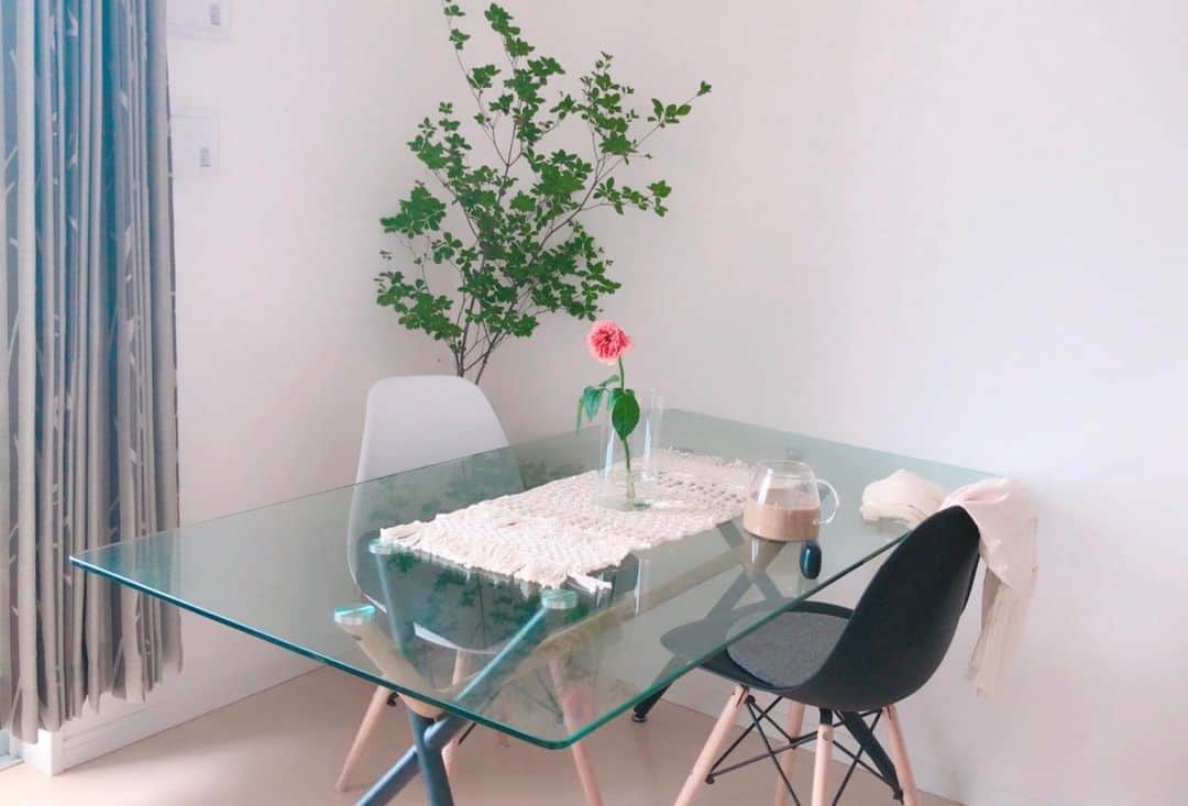 荒浪和沙のインスタグラム：「バラをテーブルランナー？の上に乗せてみました。 ・ ・ #ドウダンツツジ #ニトリ #ニトリ購入品 #バラ #テーブルランナー」