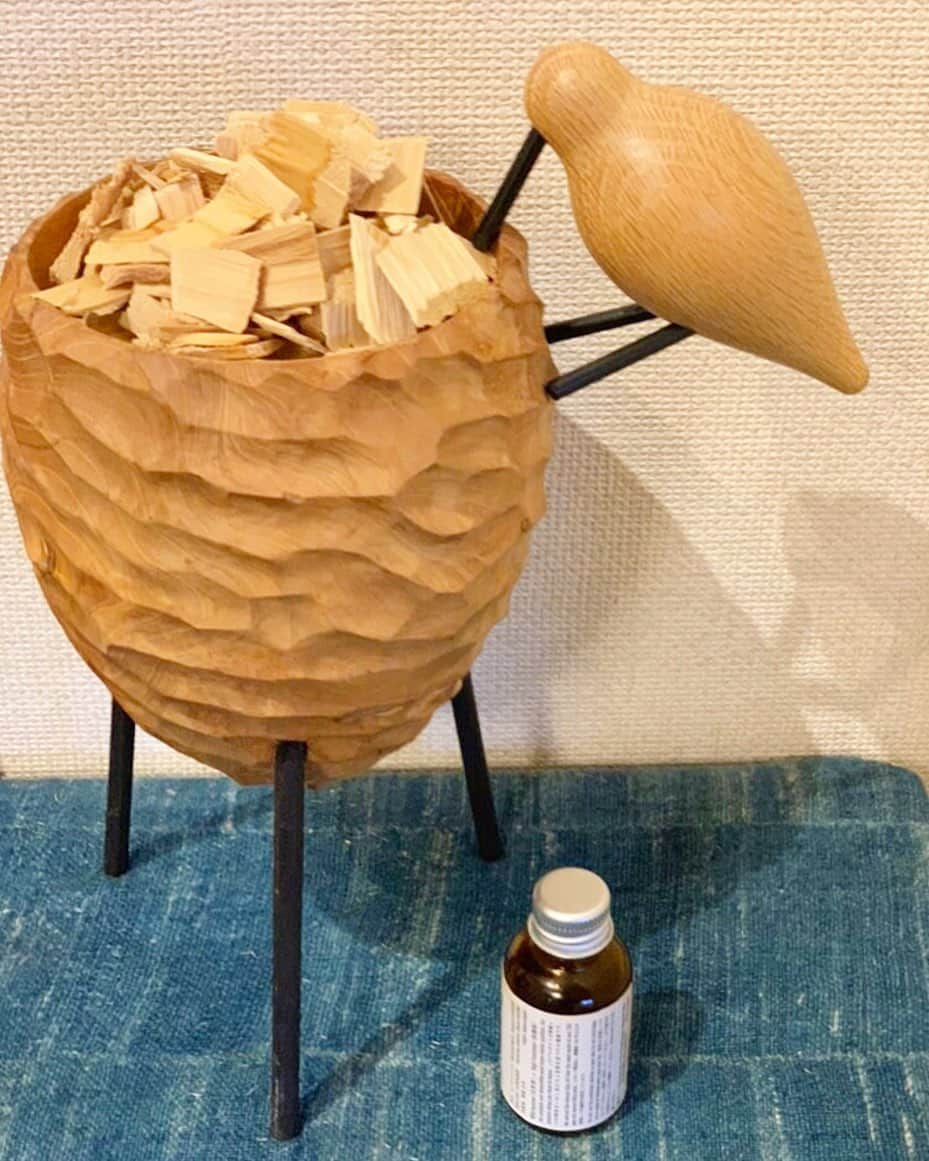 のインスタグラム：「＜Cul de Sac-JAPON＞  特にジメジメ、蒸し暑いこの時期に大活躍してくれる ＜Cul de Sac-JAPON(カルデサック-ジャポン)＞ のアイテムが一部再入荷いたしました！ . とても心地良い香りでありながら “虫除け・除湿・臭い消し・抗菌”といった 様々な効果を兼ね備える青森ヒバアイテム。  スタッフ人気も高く、 大切な方へのギフトとしてもオススメしております。  是非店頭にて 自然の心地良い香りをお試しください。  BEAMS JAPAN 1F ☎︎ 03-5368-7314 #beams  #beamsjapan  #beamsjapan1st  #ビームスジャパン #新宿 #新宿三丁目 #日本製#madeinjapan #青森#青森ヒバ #culdesacjapon #カルデサック」