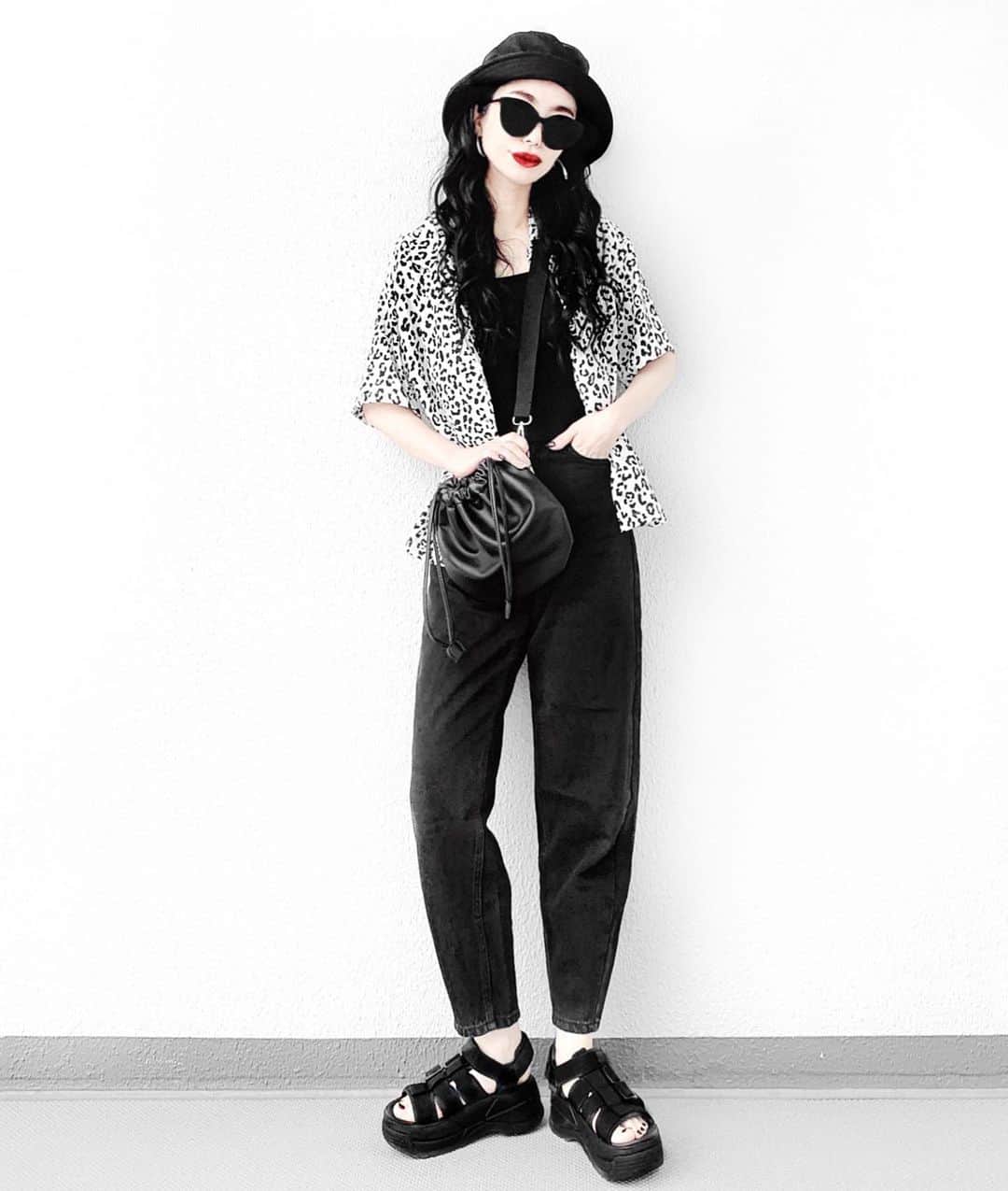 lve_xxxxのインスタグラム：「.﻿ .﻿ monotone  leopard﻿ ﻿ プチプラ最高🙌 GU様々😇🖤﻿ ﻿ @gu_global の﻿ 色違いも買っておけばよかったなー(悔)﻿ このシャツ何気お気に入り💯﻿ ﻿ @lveu.official の﻿ ﾊﾞｹﾊと巾着BAG毎日使ってる﻿ これぞ、ﾍﾋﾞﾛﾃｱｲﾃﾑや😂👍﻿ ﻿ ﻿ その他コーデアイテム詳細は﻿ WEARをご覧くださいませ。﻿ ﻿ WEAR ： lvexxxx ﻿ 💻 https://wear.jp/sp/lvexxxx/﻿ ﻿ －－－－－－－－－－－－－－－－－－﻿ ﻿ 📢コメント頂ける際は、﻿ 最新投稿にお願い致します。﻿ ﻿ 過去投稿に頂いた際、気がつかない事もあり﻿ お返事致しかねる場合が御座います🙇‍♀ ️﻿ ﻿ ﻿」