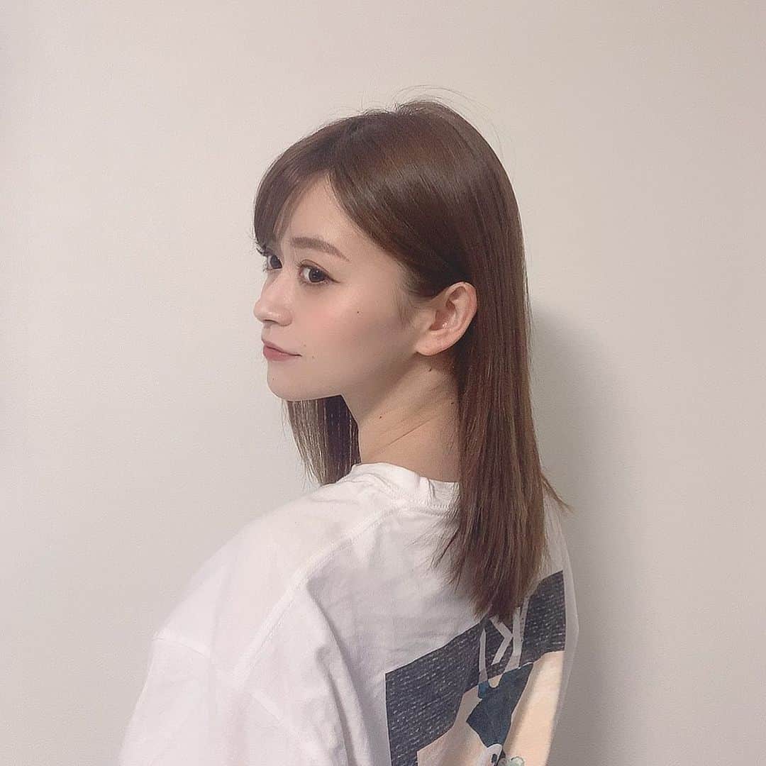 中沢結のインスタグラム：「最近使ってるシャンプーコンディショナーと、アウトバスオイル🧴🤍﻿ ﻿ 髪はしっとりしてる方が好きで、ずっとモイスト系のヘアケアだったんだけど、髪質改善トリートメントしてもらってからベタベタするようになって困ってて、、﻿ 張替さん(@shingohari)のおすすめで、AFLOAT HARBELLE ふんわりタイプを使い始めました！﻿ ﻿ パサつかずしっとりしてるのに、ベタついた感じもなくて今の髪にぴったりで、ハンドブローで乾かしただけでこんなさらさらです。凄い。」