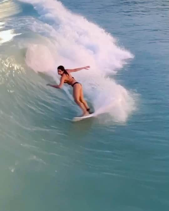 アナスタシア・アシュリーのインスタグラム：「Another day another wave @bsrsurfresort I’ve been a fan of wave pools since going to typhoon lagoon as a kid. I love the idea of bringing surfing to a lot of places, as well as how fast it could push progression. What do you think? 👐🌊」