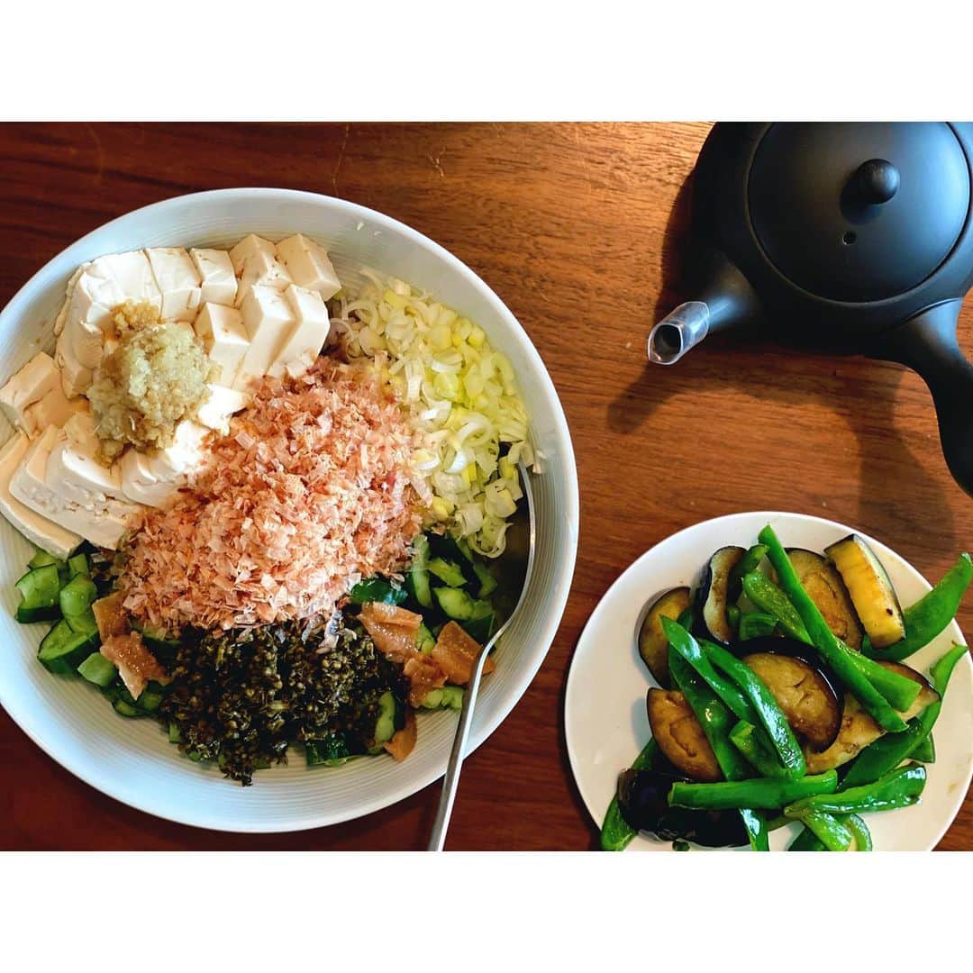 内田朝陽さんのインスタグラム写真 - (内田朝陽Instagram)「お豆腐まぜご飯 ・ 豆腐、しょうが、胡瓜、梅干し、鰹節、ねぎ、とか ・ 紫蘇の実のたまり漬け　と言うものをロケ先で発見。 作り立ての豆腐、採れたて胡瓜と、紫蘇の実のやつ。 まぜご飯いってきます。 ・ ・ ⚫︎栄養素的なお話は以下です。 ・ By @mikichon_chon  紫蘇はビタミン、ミネラル類が多く含まれ、栄養価がとても高いんです！特にビタミンA、C、カルシウムの量は野菜の中でもトップクラスで優秀、毎日食べたい野菜です。  また、ねぎ、梅干し、しょうが、紫蘇の食べ合わせはオススメで、この料理には全部入っているから素晴らしい👏それぞれに含まれる栄養素が血行を促してくれるので、風邪の予防や疲労回復に効果的です◎  豆腐と鰹節で良質なたんぱく質も摂れて、料理全体の栄養バランスが良いですね。 ・ #朝陽飯　#あさひめし　#アサヒ飯　#cookingram #豆腐　#tofu #soydish #soylife #soybeans #豆腐メニュー　#ヘルシーメニュー #胡瓜　#紫蘇　#鰹節　#まぜご飯　#夏メニュー #healthyfood #五穀米　#生姜」7月7日 13時34分 - asahi_uchida