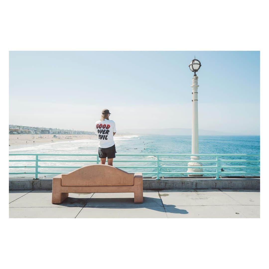 Pete Halvorsenのインスタグラム：「The Manhattan Beach Pier turned 100 over the weekend. I had a sappy post set up about how much this place and #PierPressure has meant to me over the years. Even pulled a few of my favorite images from the past 10 years. But this morning on my walk I saw this guy watching the surf holding his young son in his arms. His shirt says “Good Over Evil”  . I felt this message is a bit more on point right now. My pretty photo pier post can wait for another day.  .  Good Over Evil. . 💙🤙🏼  . Leica Q2」
