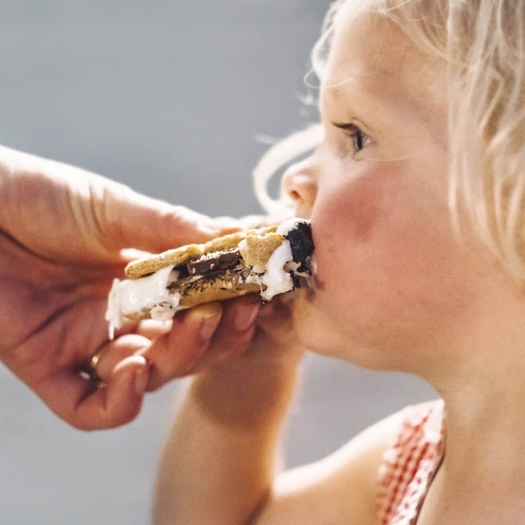 Wal-Mart Stores, Incさんのインスタグラム写真 - (Wal-Mart Stores, IncInstagram)「When it comes to eating s’mores, your little one’s gonna get messy no matter what. But with cold-pack shipping, you can at least be sure your chocolate won’t *arrive* messy.」7月7日 4時45分 - walmart