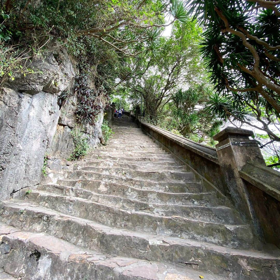 Isseki Nagaeさんのインスタグラム写真 - (Isseki NagaeInstagram)「Endless stairs destroyed my knees😂😭  #vietnam #danang #surftrip #surfinglife #stairs #mountain  ホテルの裏山の五行山。すごい階段で帰りに右膝が破壊されました。😂😭」7月7日 4時48分 - isseki_nagae
