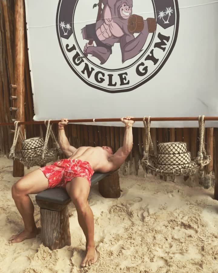 スティーブ・クックのインスタグラム：「How much could you do on a wobble bar bench press? Chest Monday going down no matter where you’re at in the world!  @tulumjunglegym」