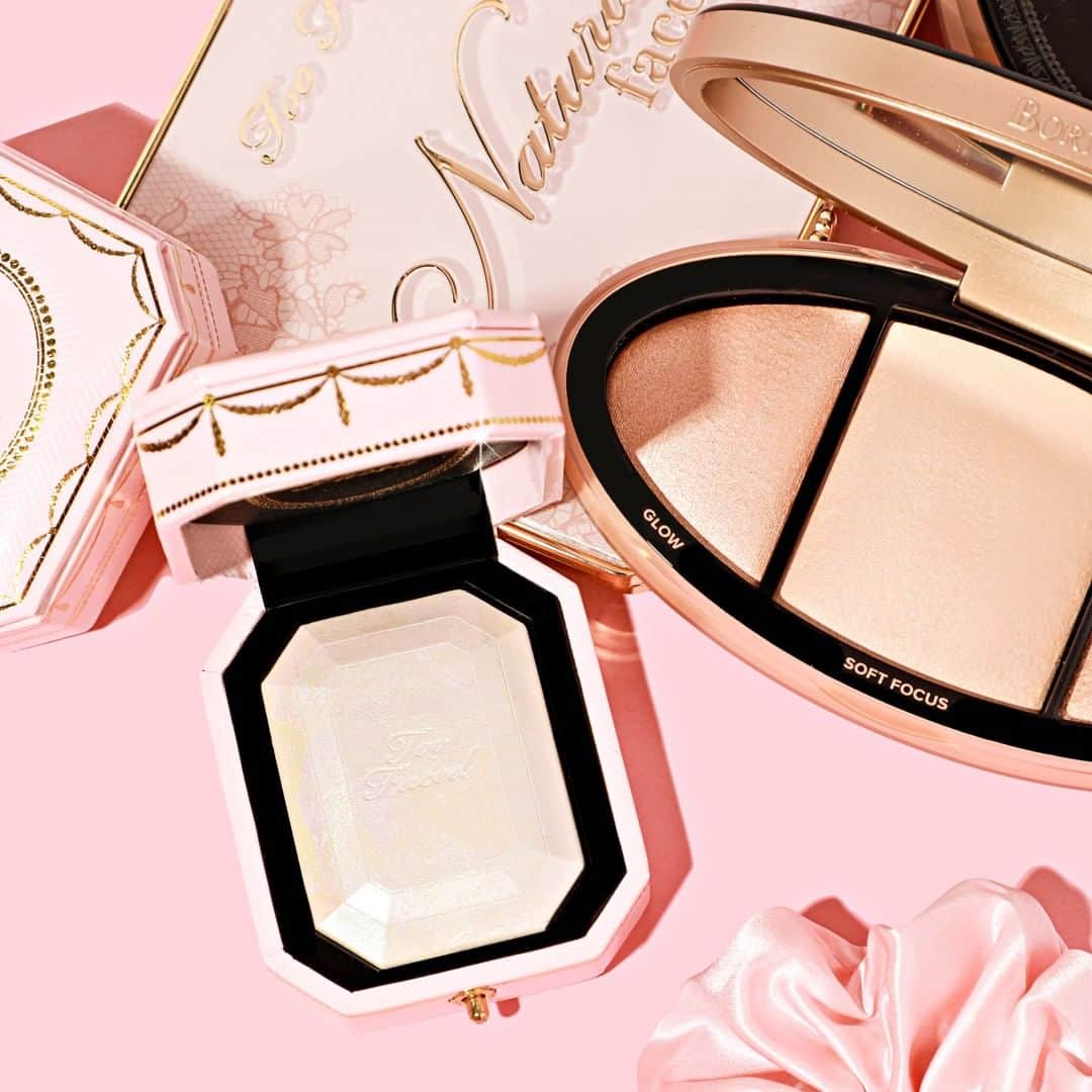 Too Facedさんのインスタグラム写真 - (Too FacedInstagram)「Make your Monday a little brighter with a perfectly-lit complexion. ✨ Which Too Faced highlighter is your must-have?! 💖 Tap to shop via IG checkout! @sephora #toofaced」7月7日 5時01分 - toofaced