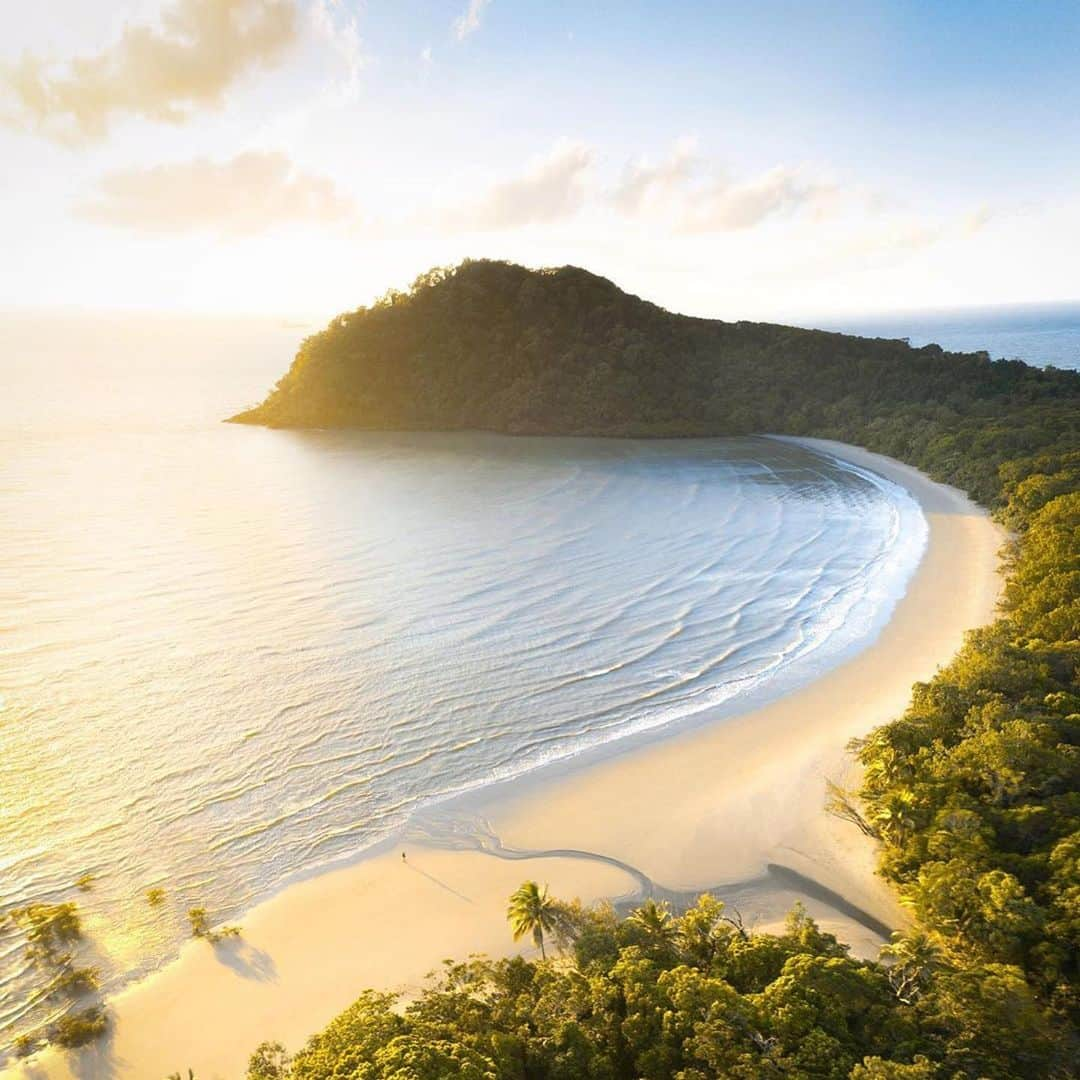 Australiaさんのインスタグラム写真 - (AustraliaInstagram)「Sending you a postcard from the world’s oldest tropical rainforest in @tropicalnorthqueensland 🌴☀️ @merrwatson perfectly captured first light over #CapeTribulation in @queensland’s @portdouglasdaintree region, where the World-Heritage #DaintreeRainforest meets the #GreatBarrierReef. This sacred land is Kuku Yalanji country, home to generations of stories that have been passed down for more than 60,000 years. If you’re planning a visit to this spiritual spot, join a half or full-day tour with Juan Walker of @walkaboutculturaladventures to immerse yourself in Kuku Yalanji traditions and experience first-hand the incredible connection they share with the land. #seeaustralia #thisisqueensland #exploreTNQ #destinationdaintree」7月7日 5時05分 - australia