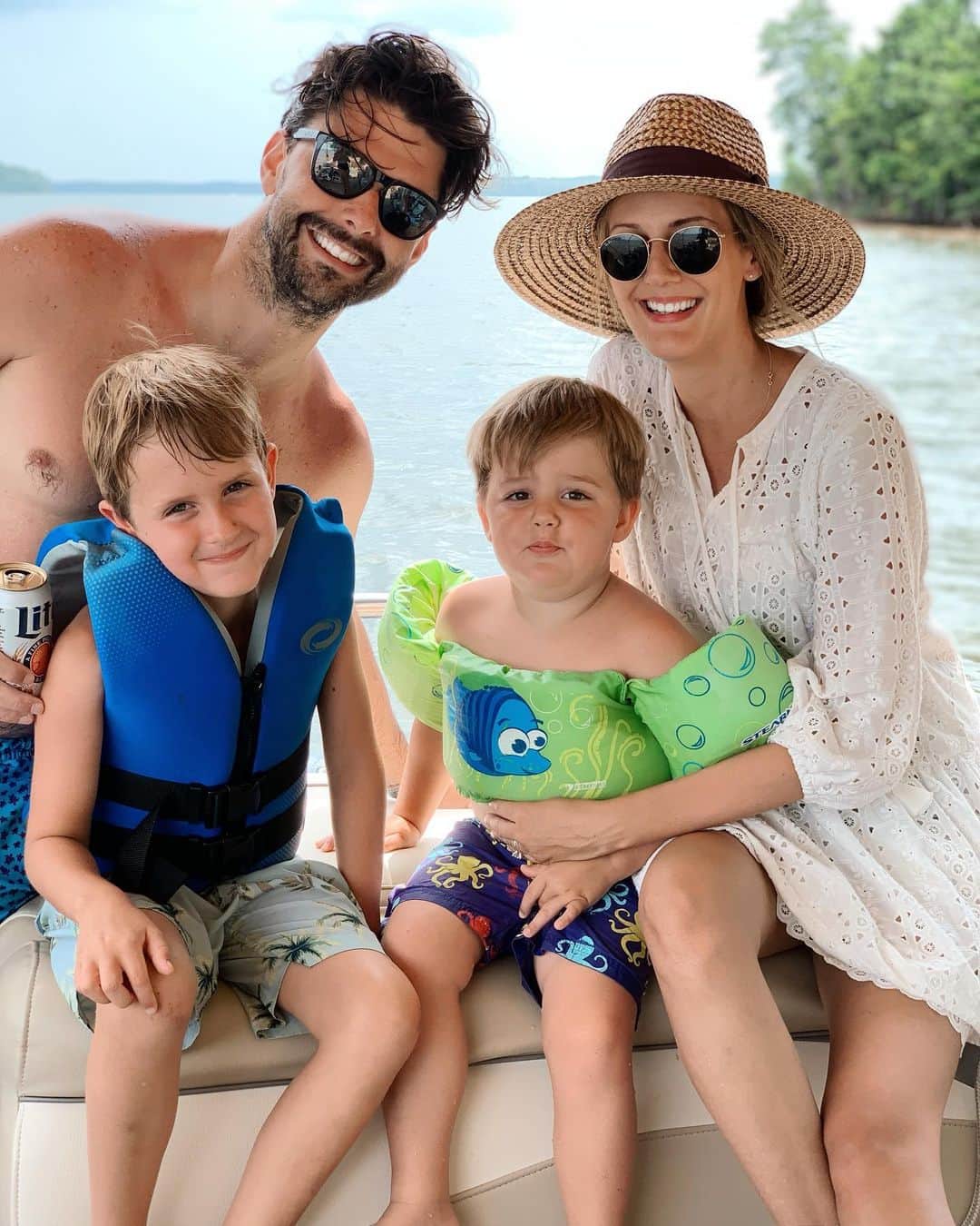 Anna Jane Wisniewskiのインスタグラム：「Nothing beats being outside with this crew.   Also, didn’t realize how many @bublywater supporters there were out there. I’ve been such a dedicated @lacroixwater drinker for so long... maybe it’s a big Chicago thing...? Other sparkling waters you mentioned I should try: @topochicousa (I’m already a fan of the original but apparently there’s a lime flavor), and @drinkaha. Did I miss any?」