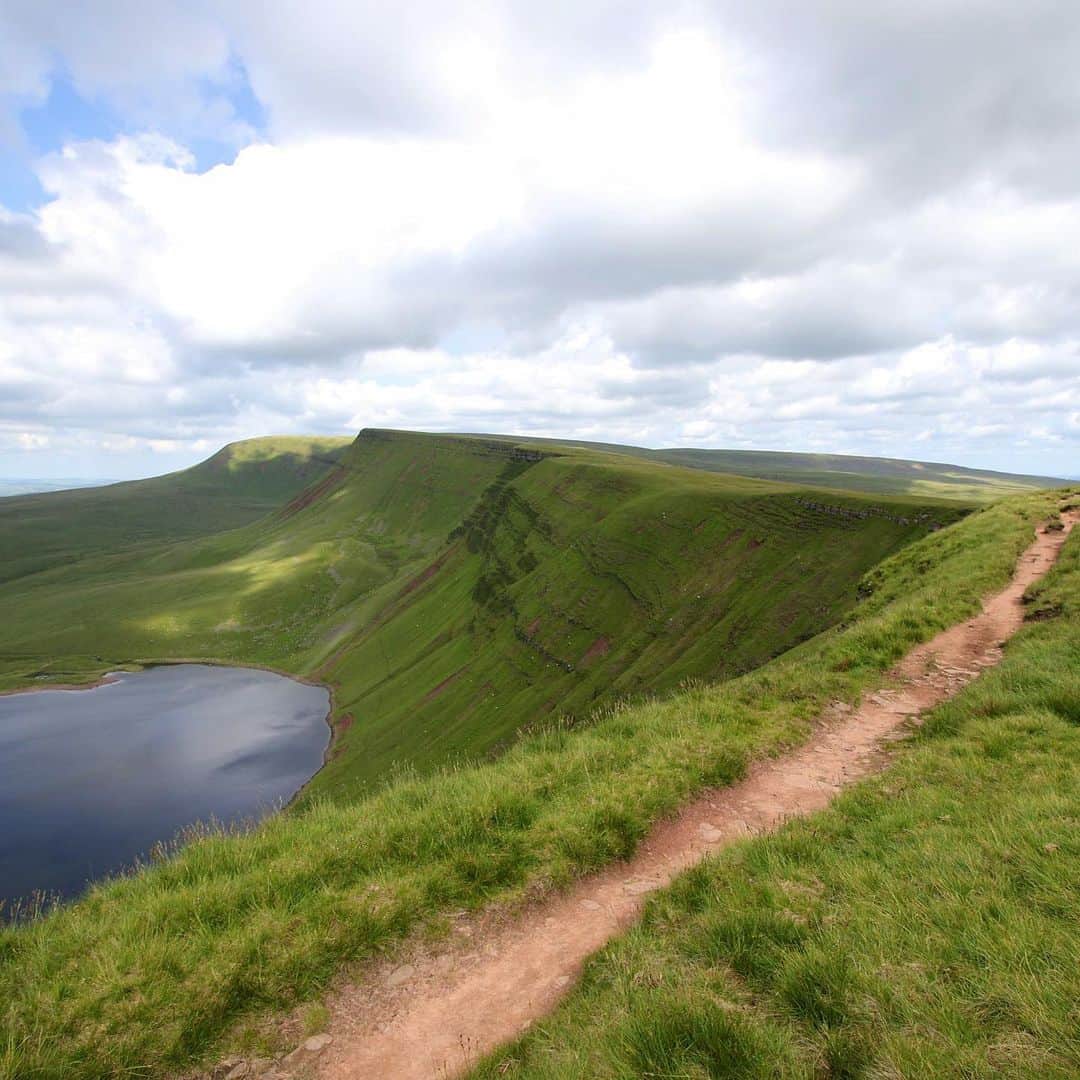 Lonely Planetのインスタグラム：「It’s easy to give the crowds the slip in Wales. Check out our picks of the best day hikes. You’ll mostly be sharing the trails with nothing more than the odd unruly sheep. 🐑 Swipe up to see them all.」