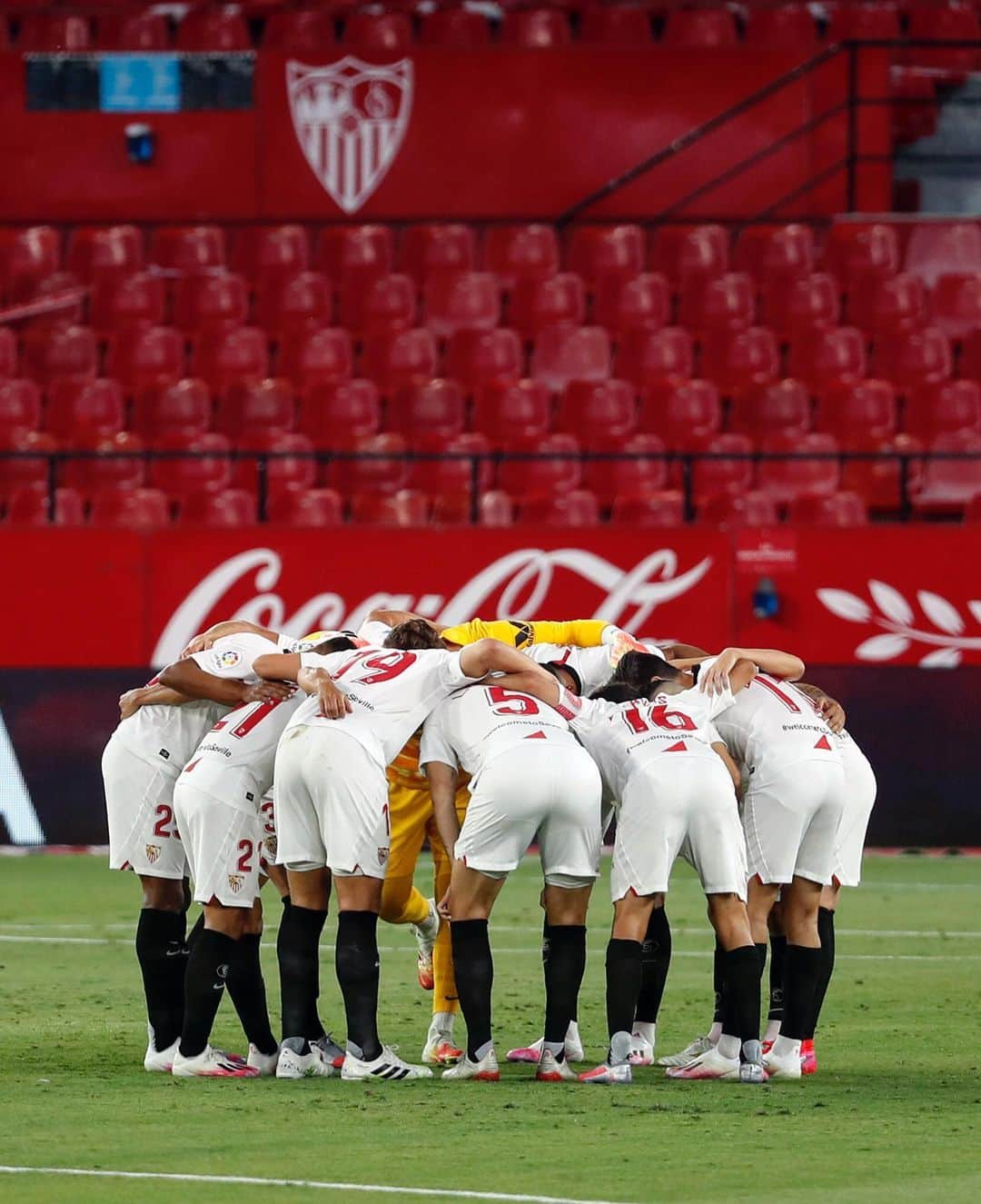 LFPさんのインスタグラム写真 - (LFPInstagram)「THIS IS @sevillafc! ❤️ • ¡ESTO ES EL SEVILLA! ❤️ • #SevillaFC #SevillaFCEibar #LaLigaSantander #LaLiga」7月7日 5時33分 - laliga