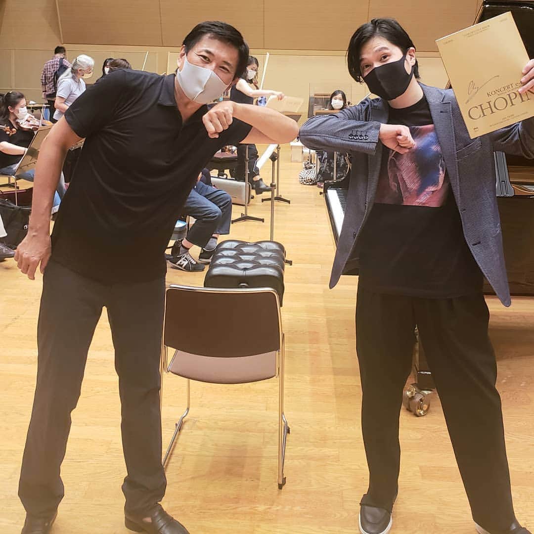 藤岡幸夫のインスタグラム：「なんと！エンターザミュージック・コンサートのリハーサルで５ヶ月ぶりの関西フィルとリハーサル。清塚信也さんのショパンは繊細にしてエキサイティング❗タッチの美しさは絶品です(^-^)  7/12(日)びわ湖ホール特別演奏会のリハーサル。 ヴァイオリンは相変わらず可愛い双子姉妹の富樫美玲さん、音葉さん😊　５年ぶりの共演だけど、素晴らしいコンクール歴で貫禄充分❗  ※チケットの販売は終了しています  #清塚信也」