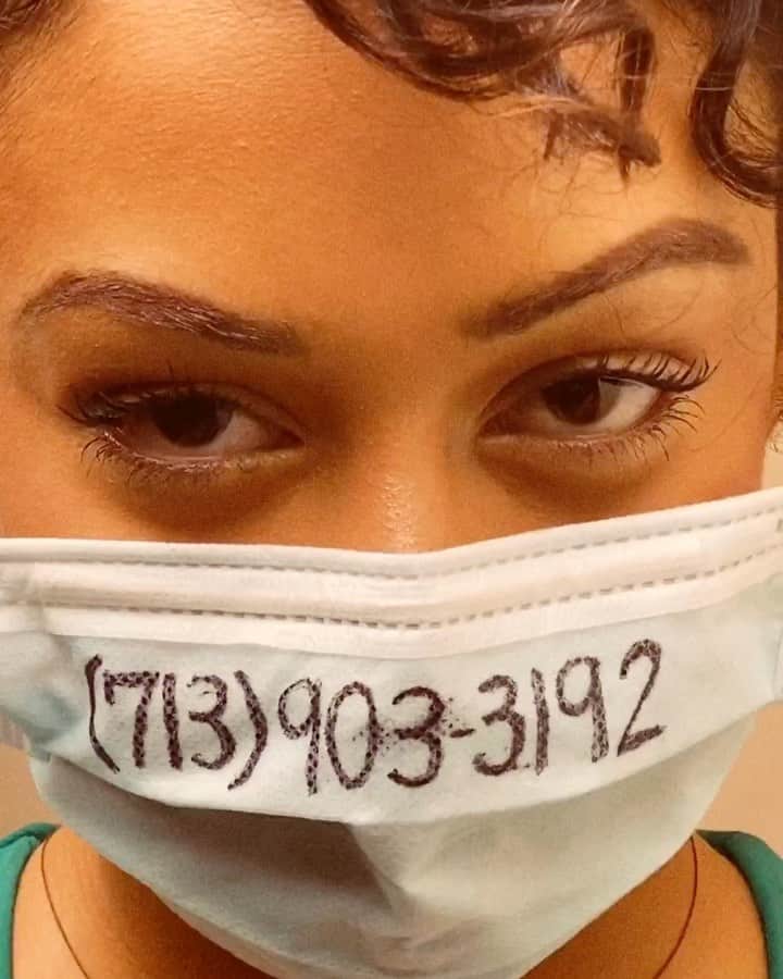 リザ・コッシーのインスタグラム：「desperate times 𝓬𝓪𝓵𝓵 for this desperate texter • let's 𝓫𝓸𝓷𝓭 via text • text me at 713-903-3192 for a good time  #wearadamnmask (disclaimer: no lawns were harmed in the making of this video)」