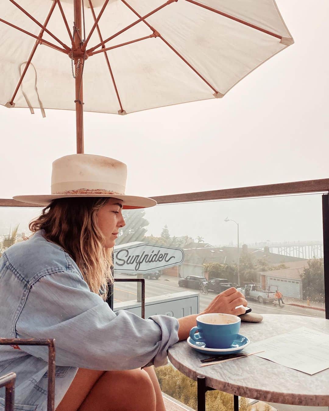 アシュリー・ハートのインスタグラム：「Grateful for Monday Morning’s office  @thesurfridermalibu 🌊 #staycation」